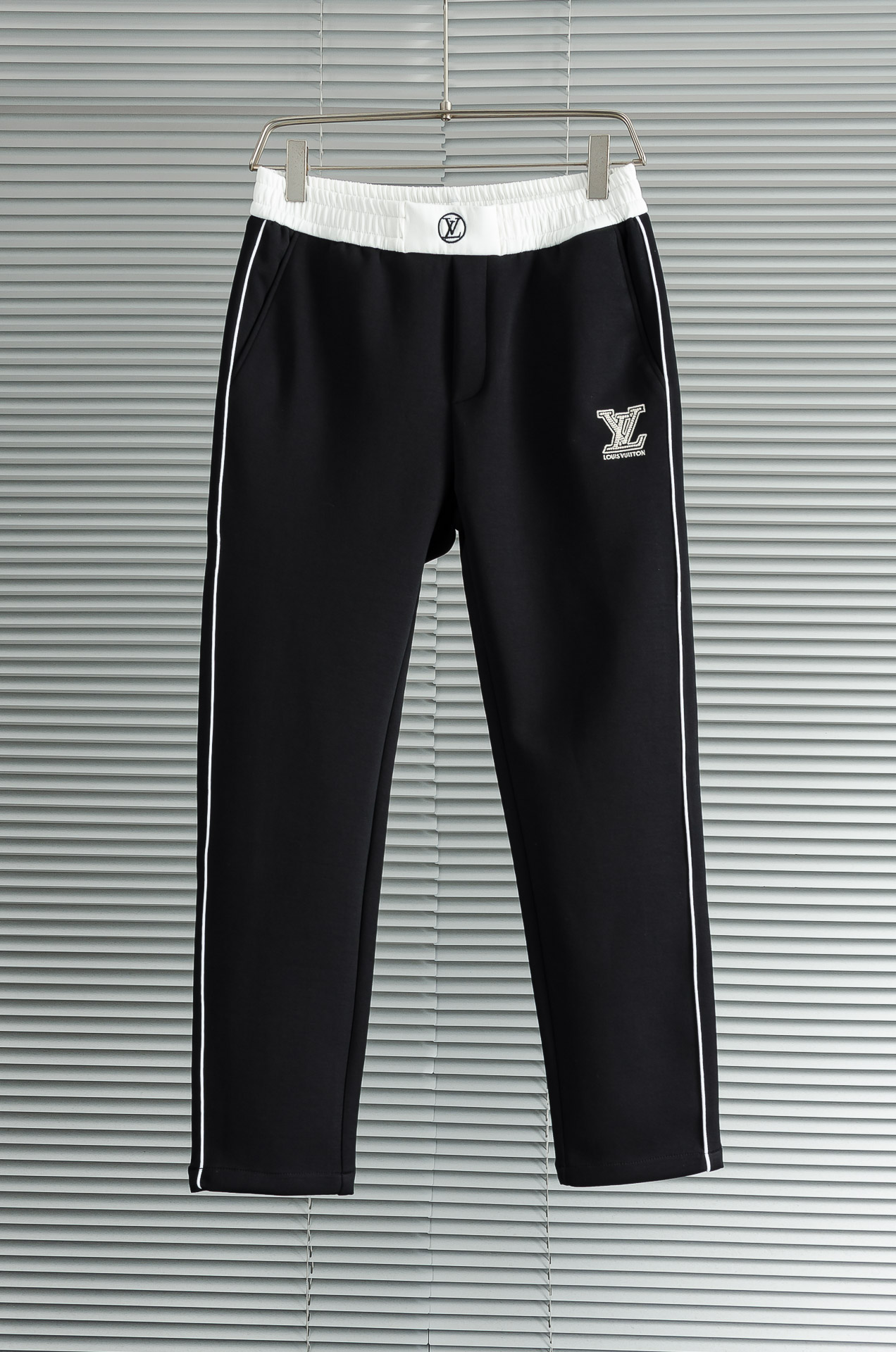 L/V 26FW精梳棉混纺挺括有型自带筋骨感抗皱性极强四面弹力包容性好弹力松紧腰搭配抽绳设计直筒立体裁剪