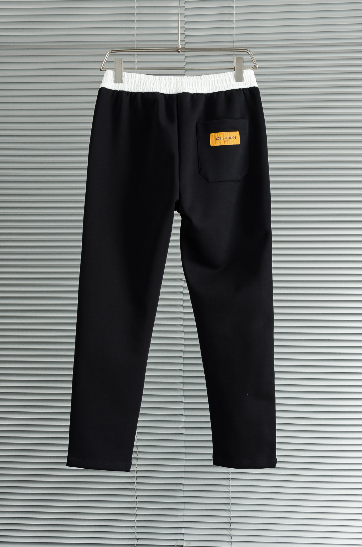 L/V 26FW精梳棉混纺挺括有型自带筋骨感抗皱性极强四面弹力包容性好弹力松紧腰搭配抽绳设计直筒立体裁剪