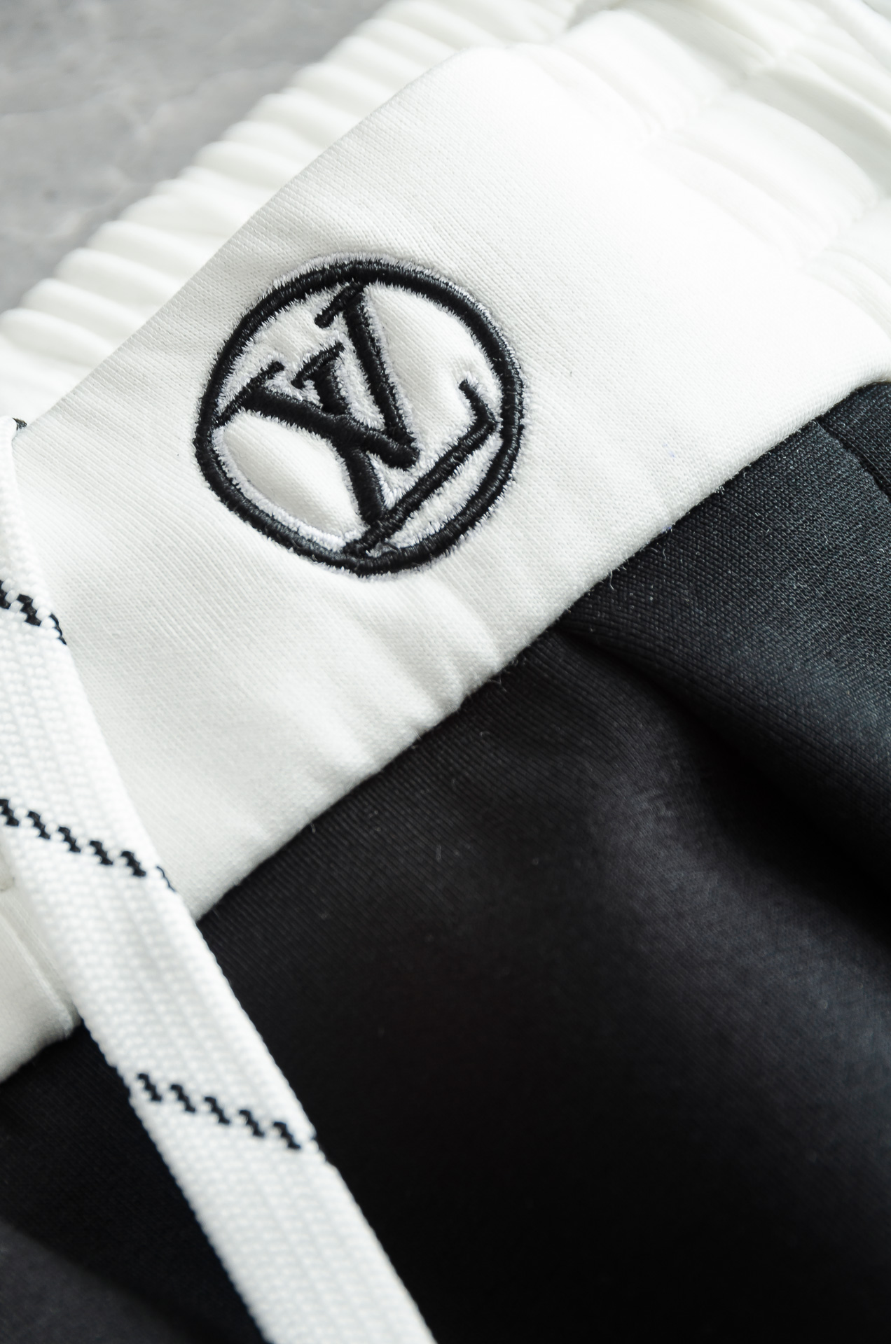 L/V 26FW精梳棉混纺挺括有型自带筋骨感抗皱性极强四面弹力包容性好弹力松紧腰搭配抽绳设计直筒立体裁剪