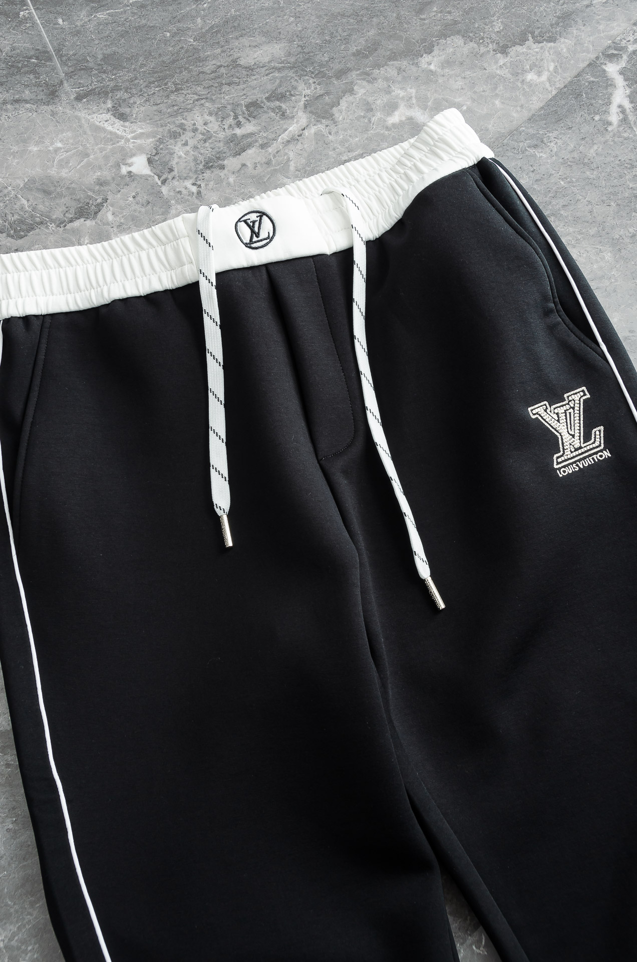 L/V 26FW精梳棉混纺挺括有型自带筋骨感抗皱性极强四面弹力包容性好弹力松紧腰搭配抽绳设计直筒立体裁剪