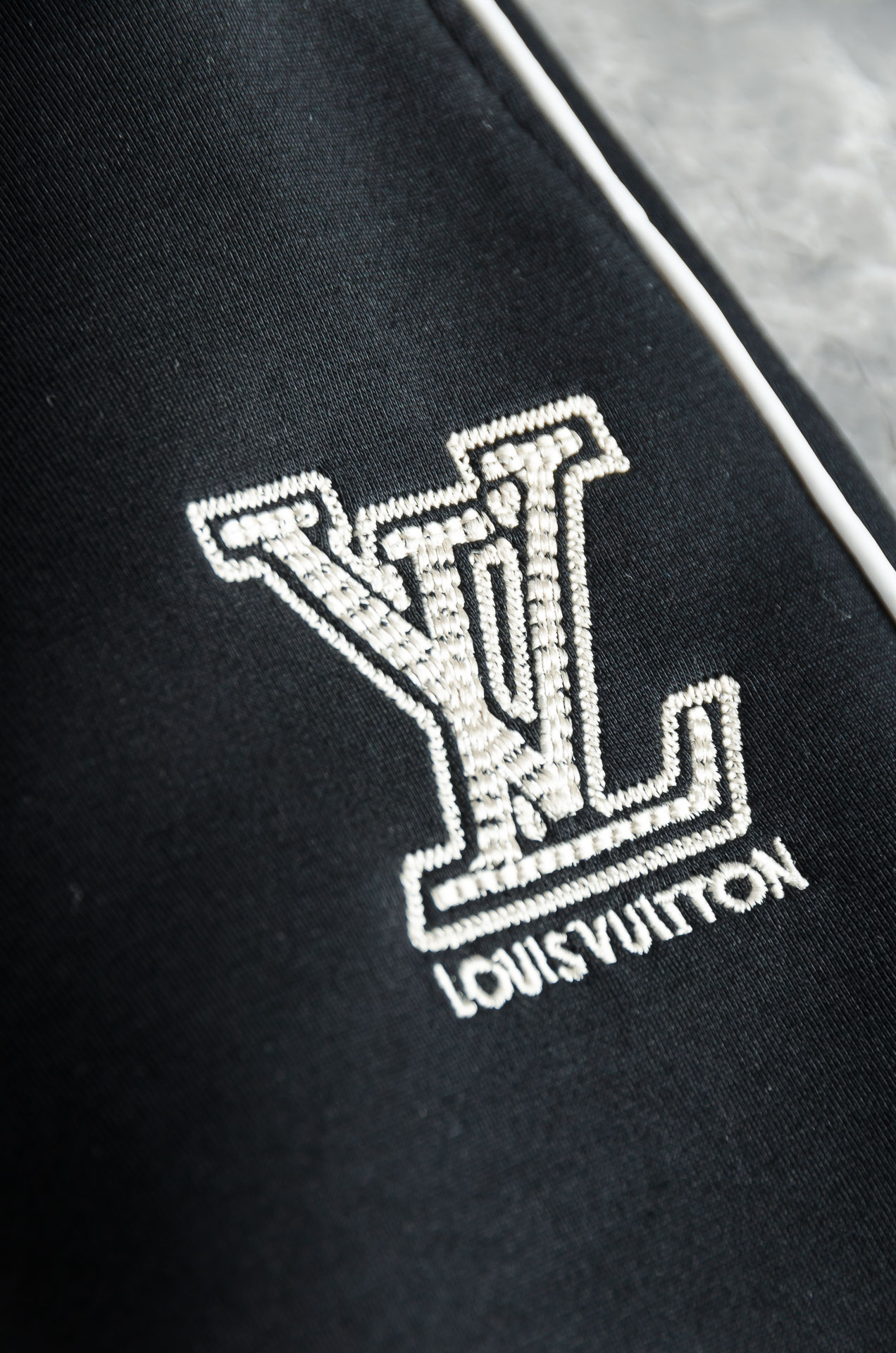 L/V 26FW精梳棉混纺挺括有型自带筋骨感抗皱性极强四面弹力包容性好弹力松紧腰搭配抽绳设计直筒立体裁剪