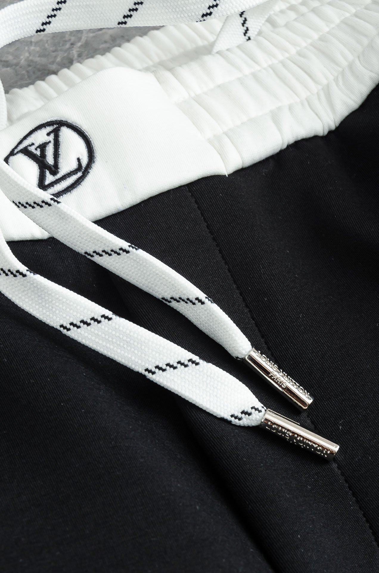 L/V 26FW精梳棉混纺挺括有型自带筋骨感抗皱性极强四面弹力包容性好弹力松紧腰搭配抽绳设计直筒立体裁剪