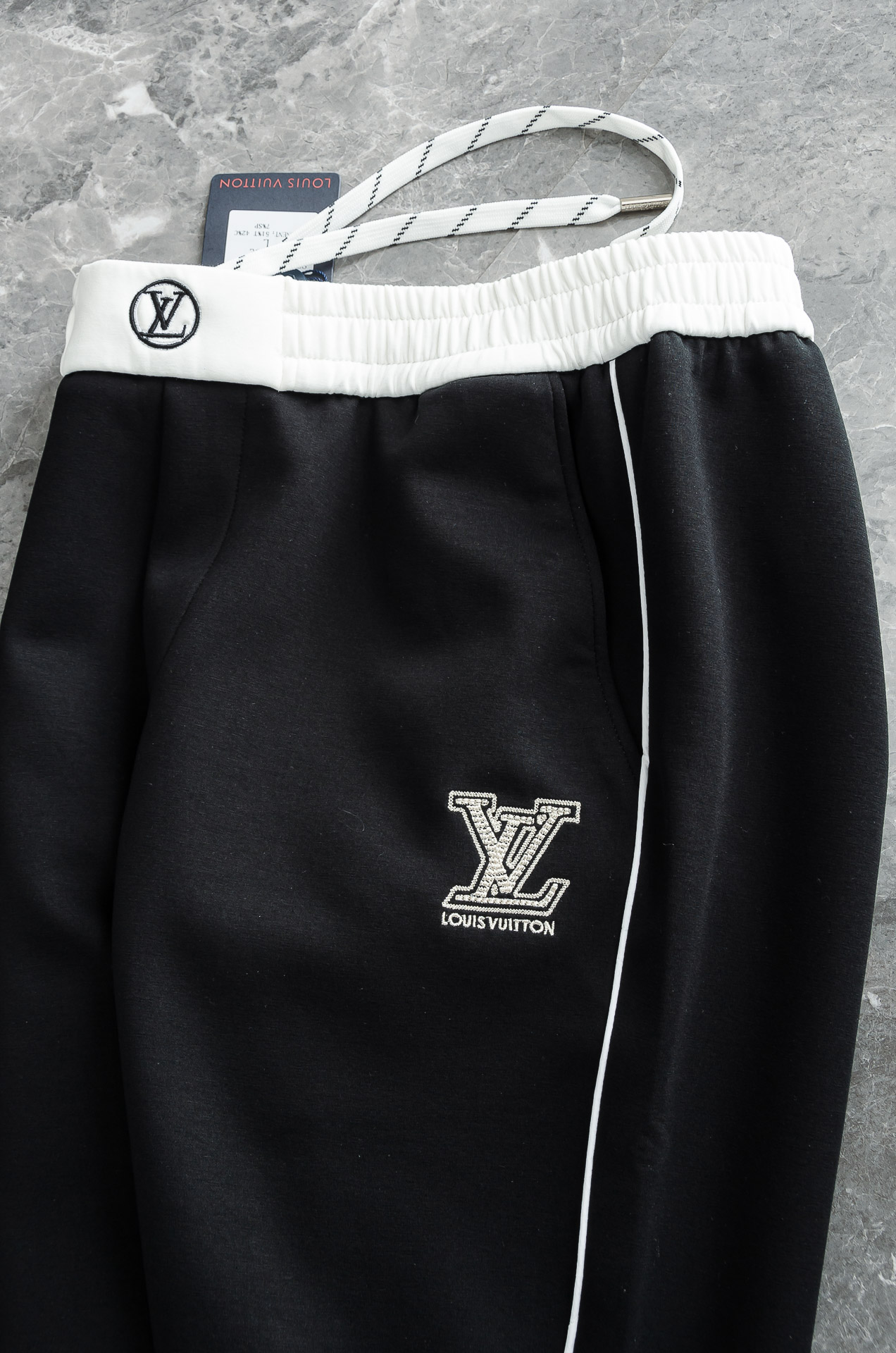 L/V 26FW精梳棉混纺挺括有型自带筋骨感抗皱性极强四面弹力包容性好弹力松紧腰搭配抽绳设计直筒立体裁剪