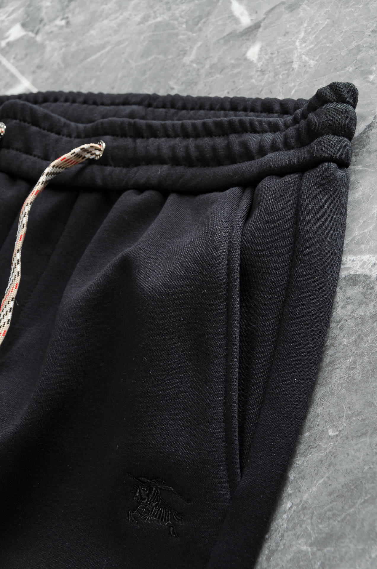 Burbe＊rry巴宝＊莉2026FW秋冬新款加绒休闲卫裤# 舒柔加绒加厚面料，一件都能抵御严寒雨雪的侵