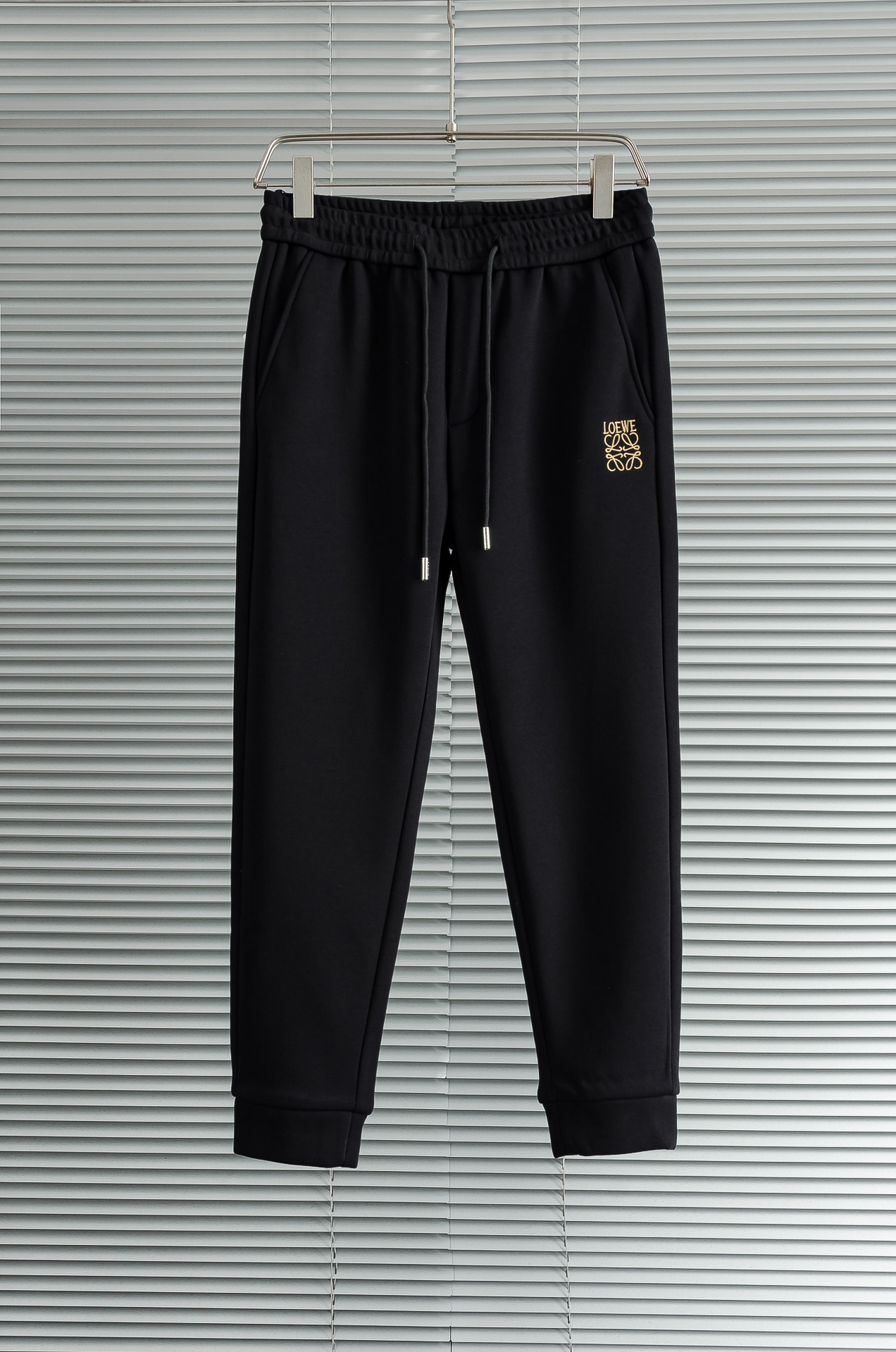 L*OEWE罗意威 2026FW秋冬新款加绒休闲卫裤# 舒柔加绒加厚面料，一件都能抵御严寒雨雪的侵袭。秋