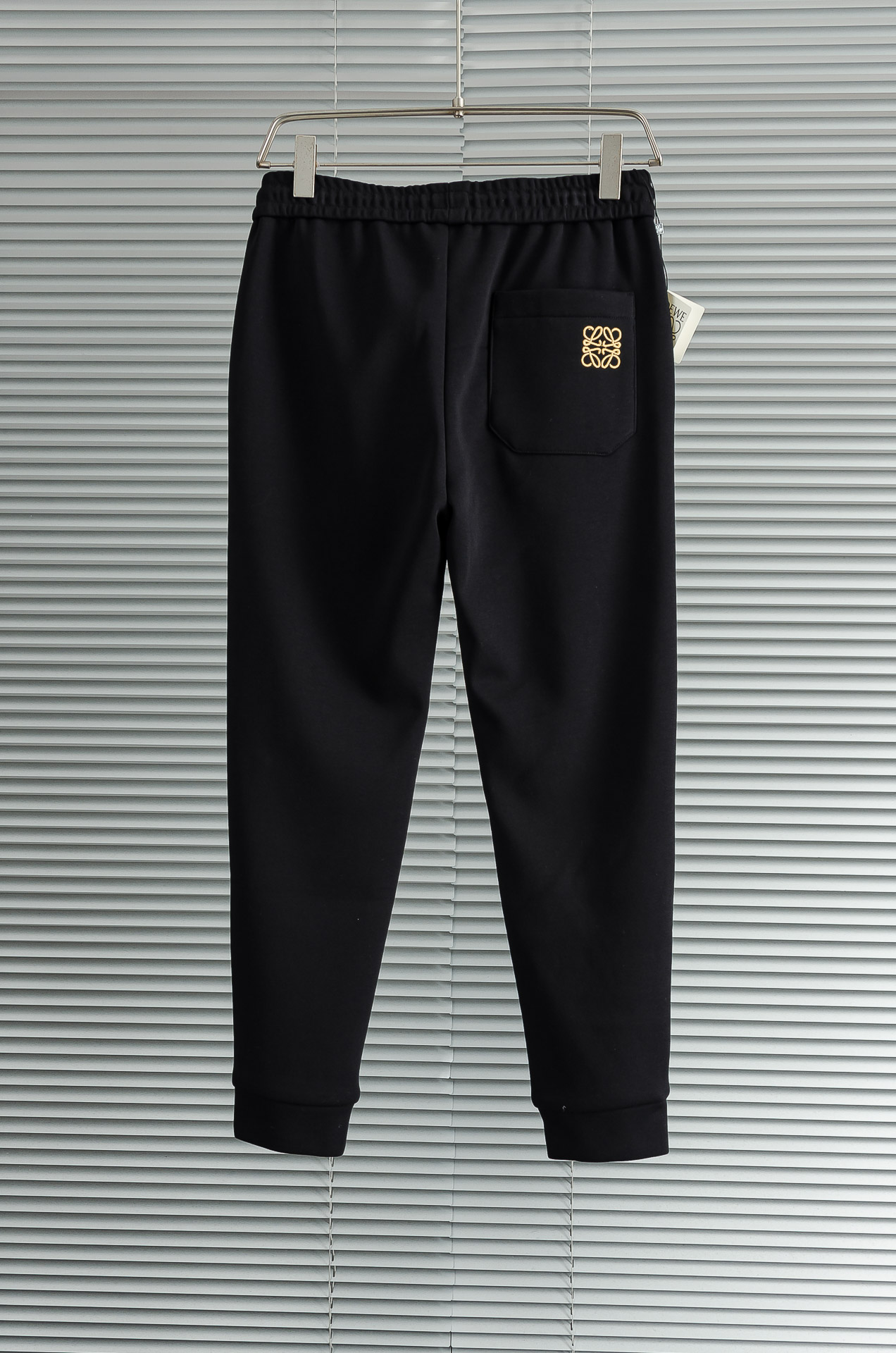 L*OEWE罗意威 2026FW秋冬新款加绒休闲卫裤# 舒柔加绒加厚面料，一件都能抵御严寒雨雪的侵袭。秋