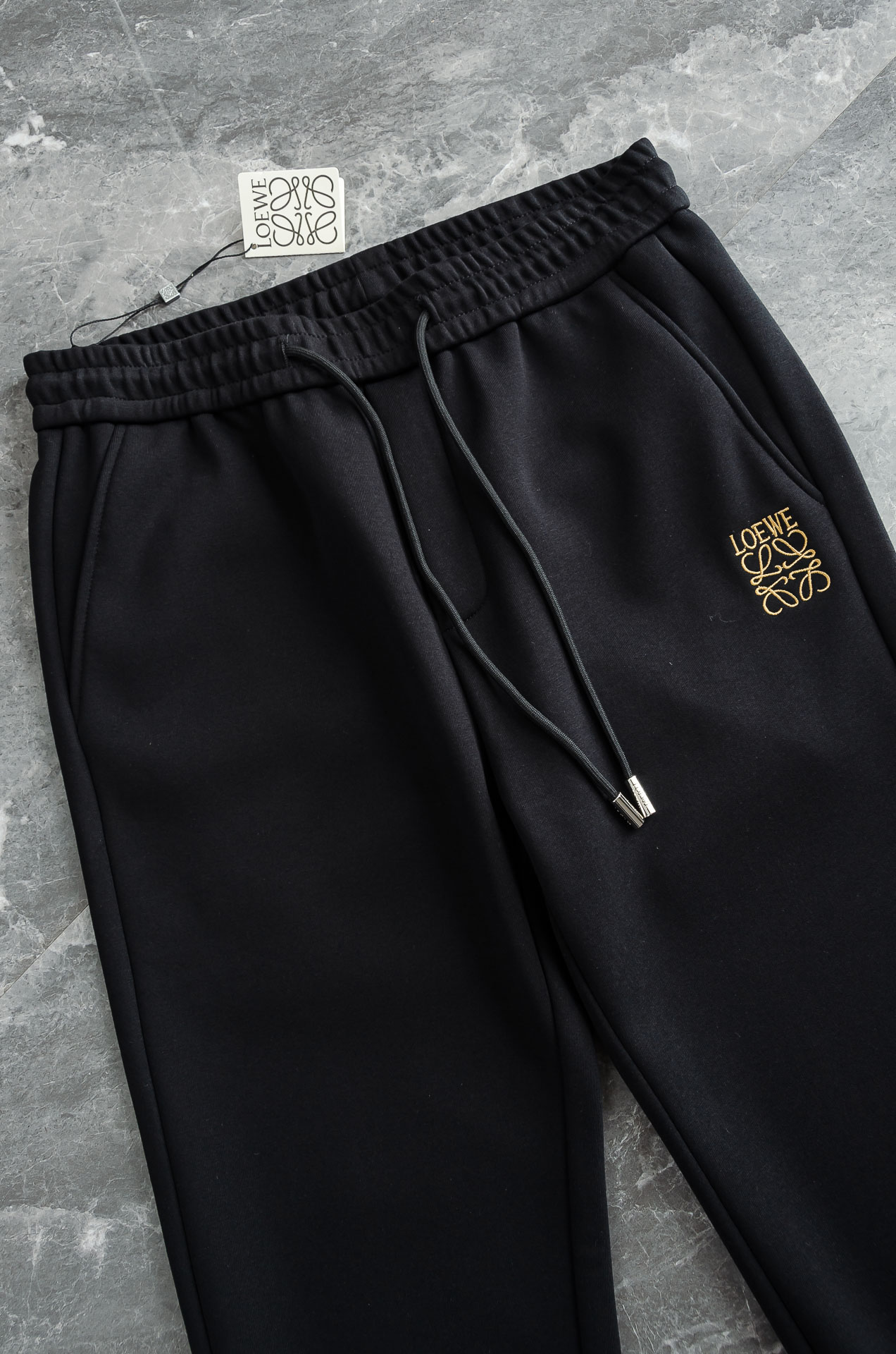 L*OEWE罗意威 2026FW秋冬新款加绒休闲卫裤# 舒柔加绒加厚面料，一件都能抵御严寒雨雪的侵袭。秋