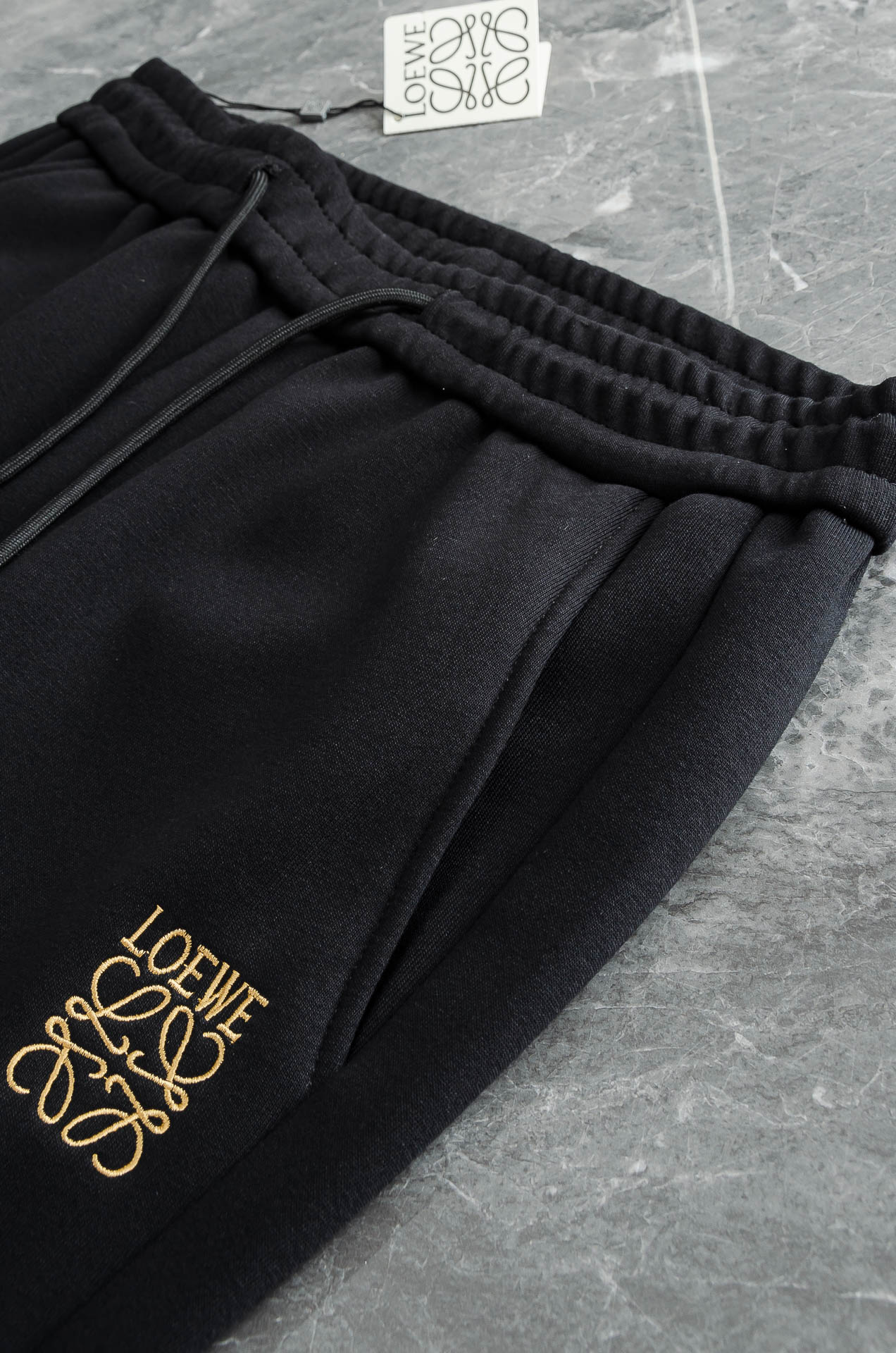 L*OEWE罗意威 2026FW秋冬新款加绒休闲卫裤# 舒柔加绒加厚面料，一件都能抵御严寒雨雪的侵袭。秋