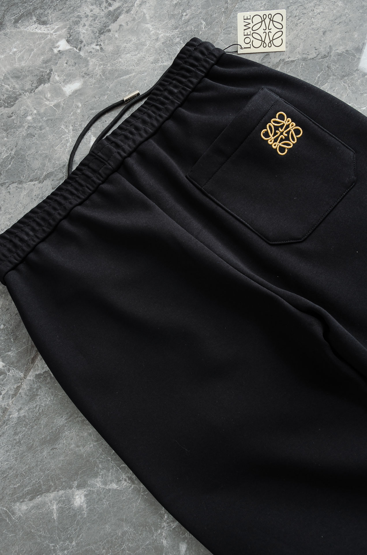 L*OEWE罗意威 2026FW秋冬新款加绒休闲卫裤# 舒柔加绒加厚面料，一件都能抵御严寒雨雪的侵袭。秋