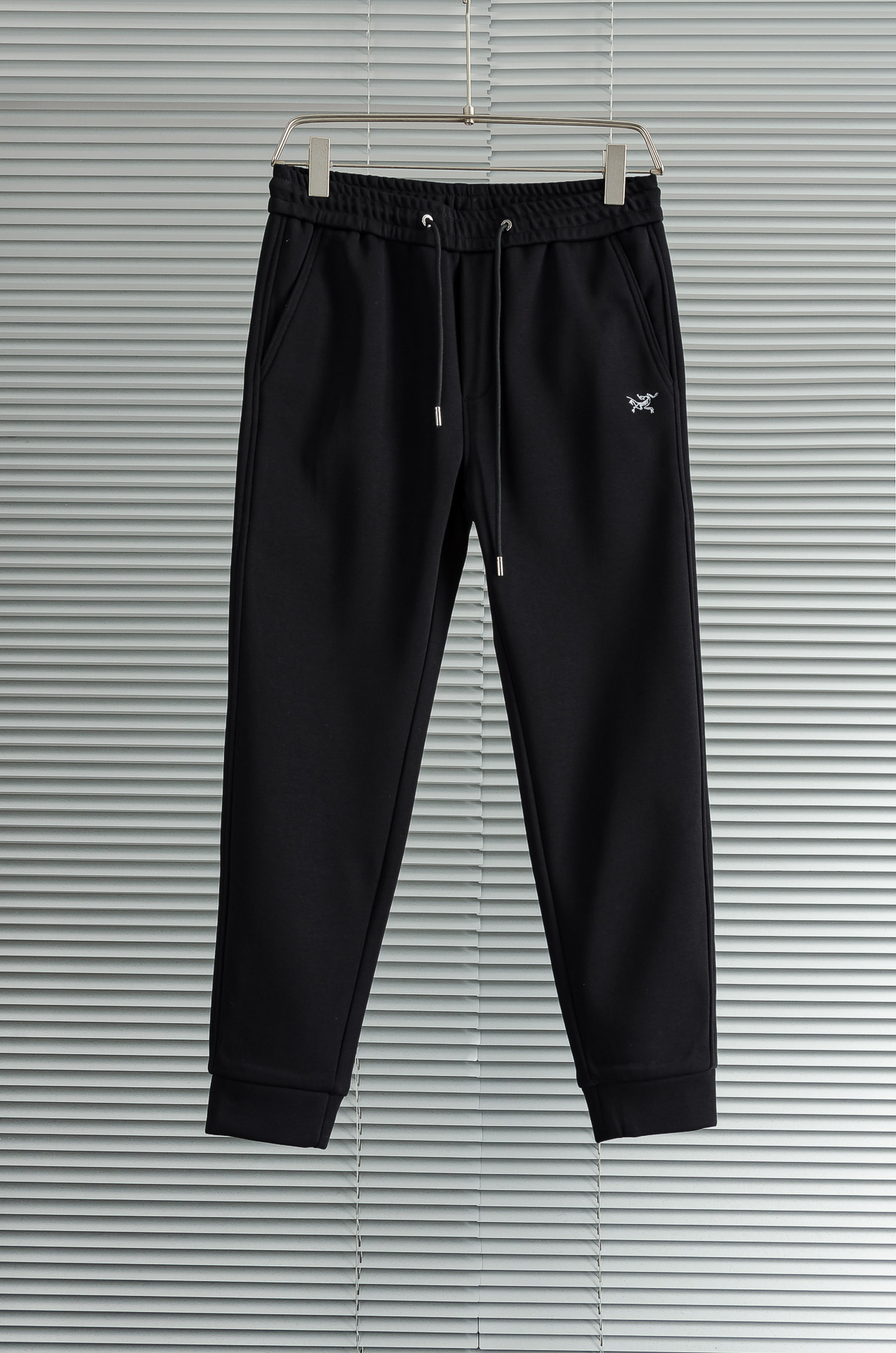 ARC*TERYX始祖鸟2026FW秋冬新款加绒休闲卫裤# 舒柔加绒加厚面料，一件都能抵御严寒雨雪的侵袭