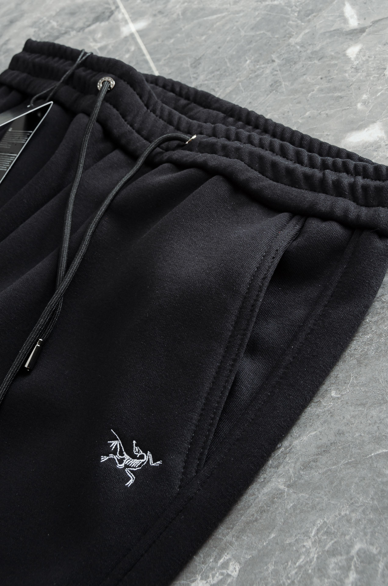 ARC*TERYX始祖鸟2026FW秋冬新款加绒休闲卫裤# 舒柔加绒加厚面料，一件都能抵御严寒雨雪的侵袭