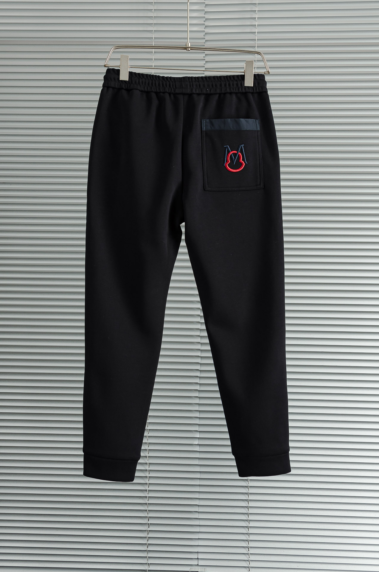 MONC*LER蒙口2026FW秋冬新款加绒休闲卫裤# 舒柔加绒加厚面料，一件都能抵御严寒雨雪的侵袭。秋