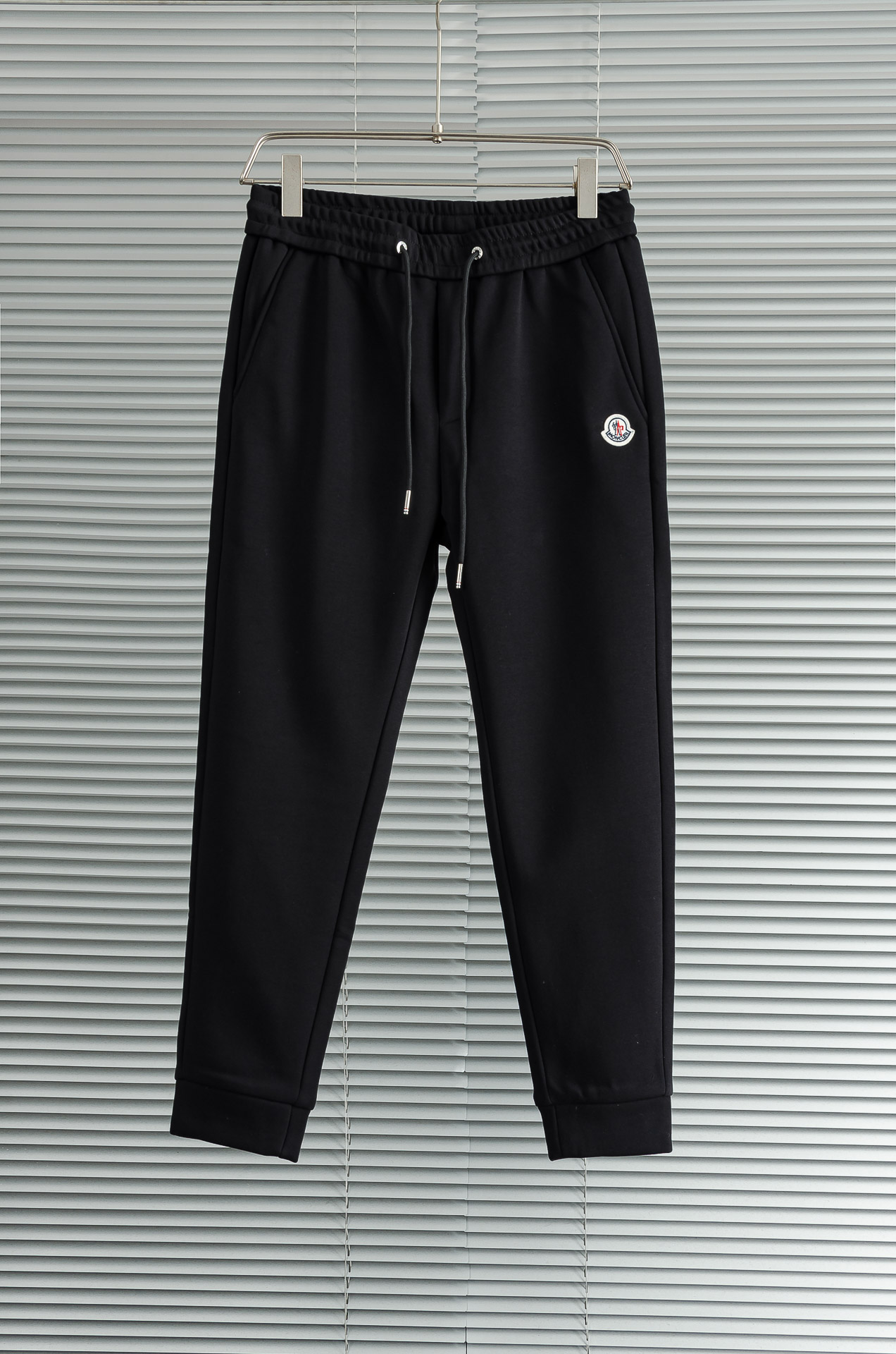 MONC*LER蒙口2026FW秋冬新款加绒休闲卫裤# 舒柔加绒加厚面料，一件都能抵御严寒雨雪的侵袭。秋