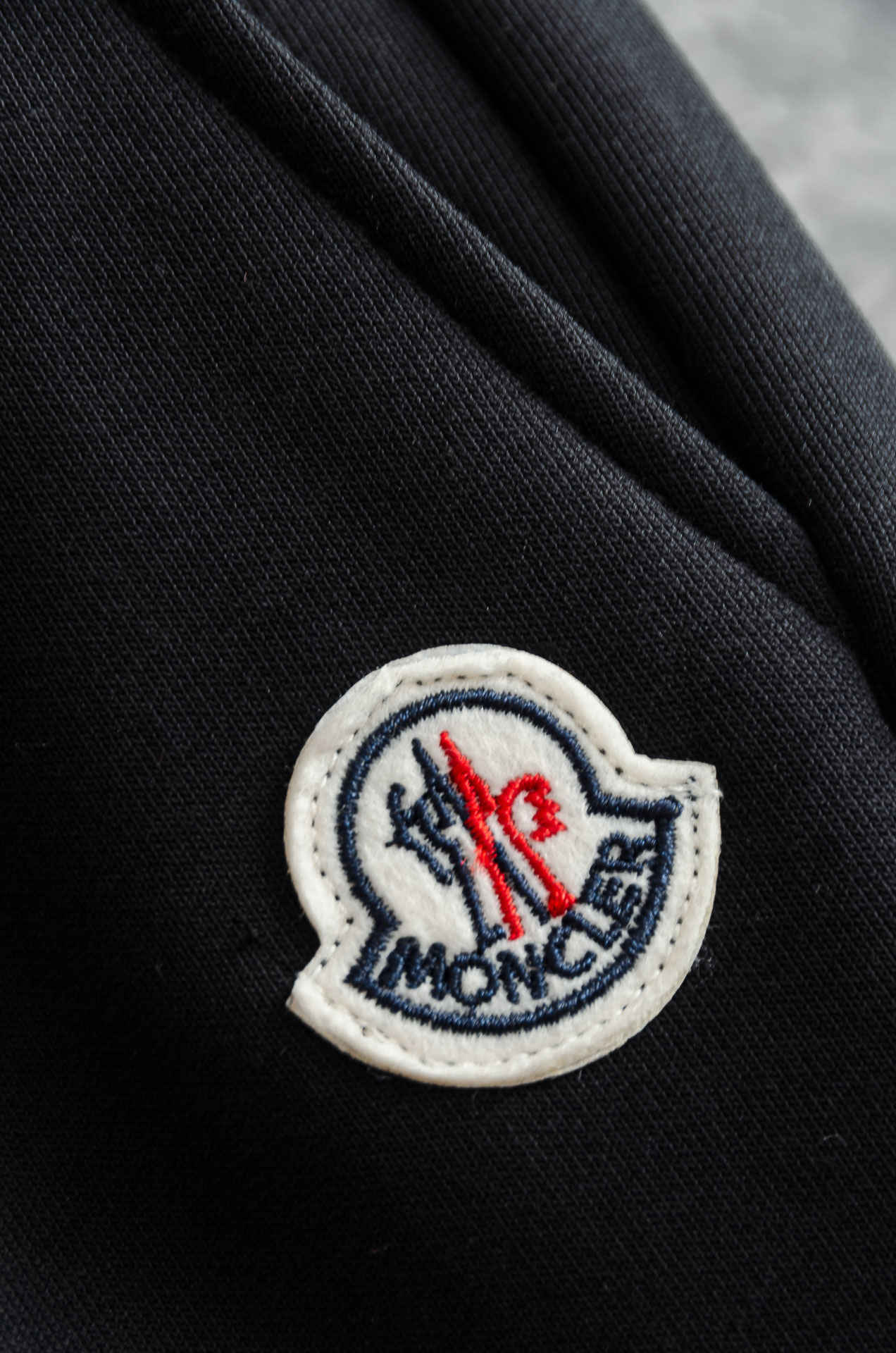 MONC*LER蒙口2026FW秋冬新款加绒休闲卫裤# 舒柔加绒加厚面料，一件都能抵御严寒雨雪的侵袭。秋