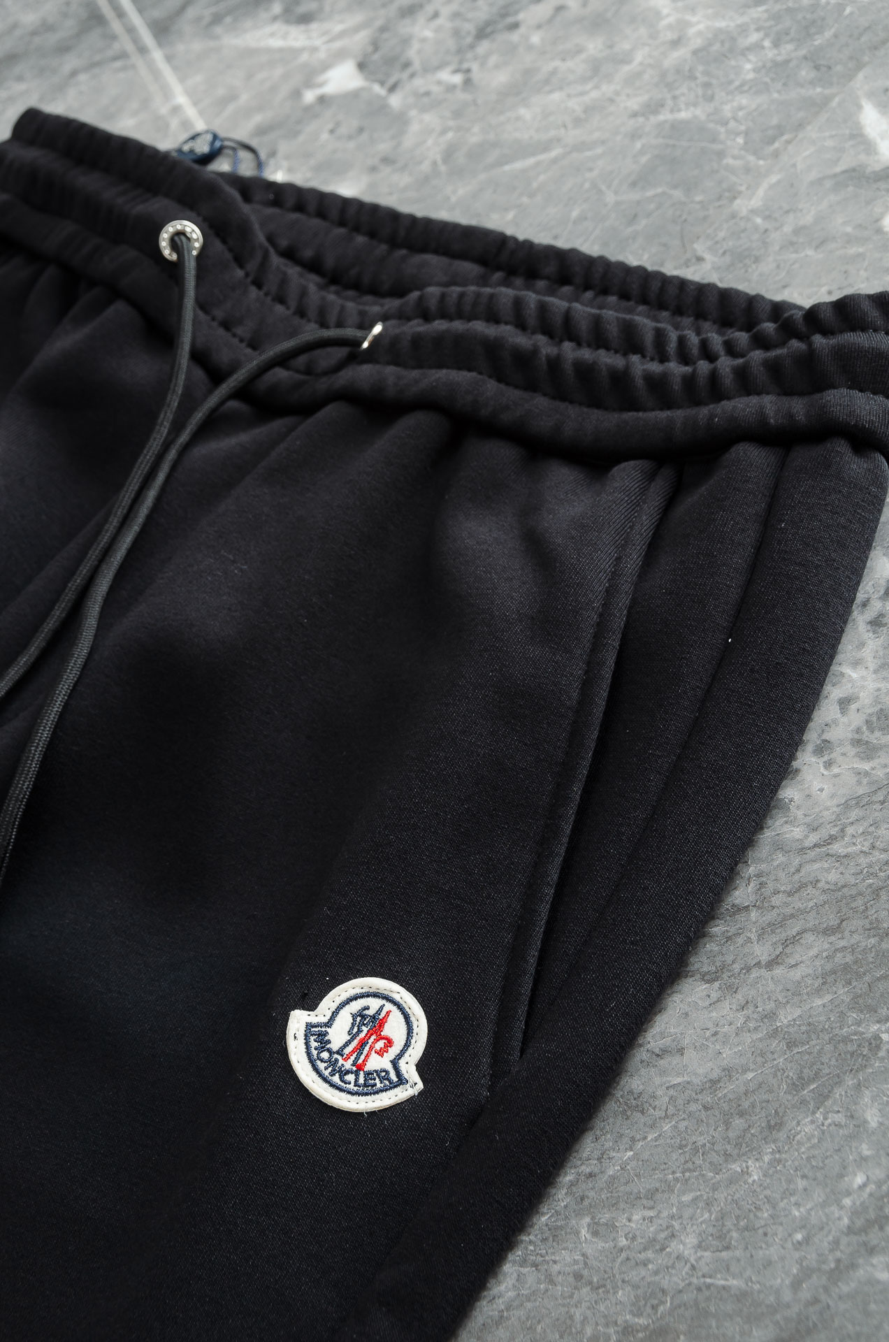 MONC*LER蒙口2026FW秋冬新款加绒休闲卫裤# 舒柔加绒加厚面料，一件都能抵御严寒雨雪的侵袭。秋