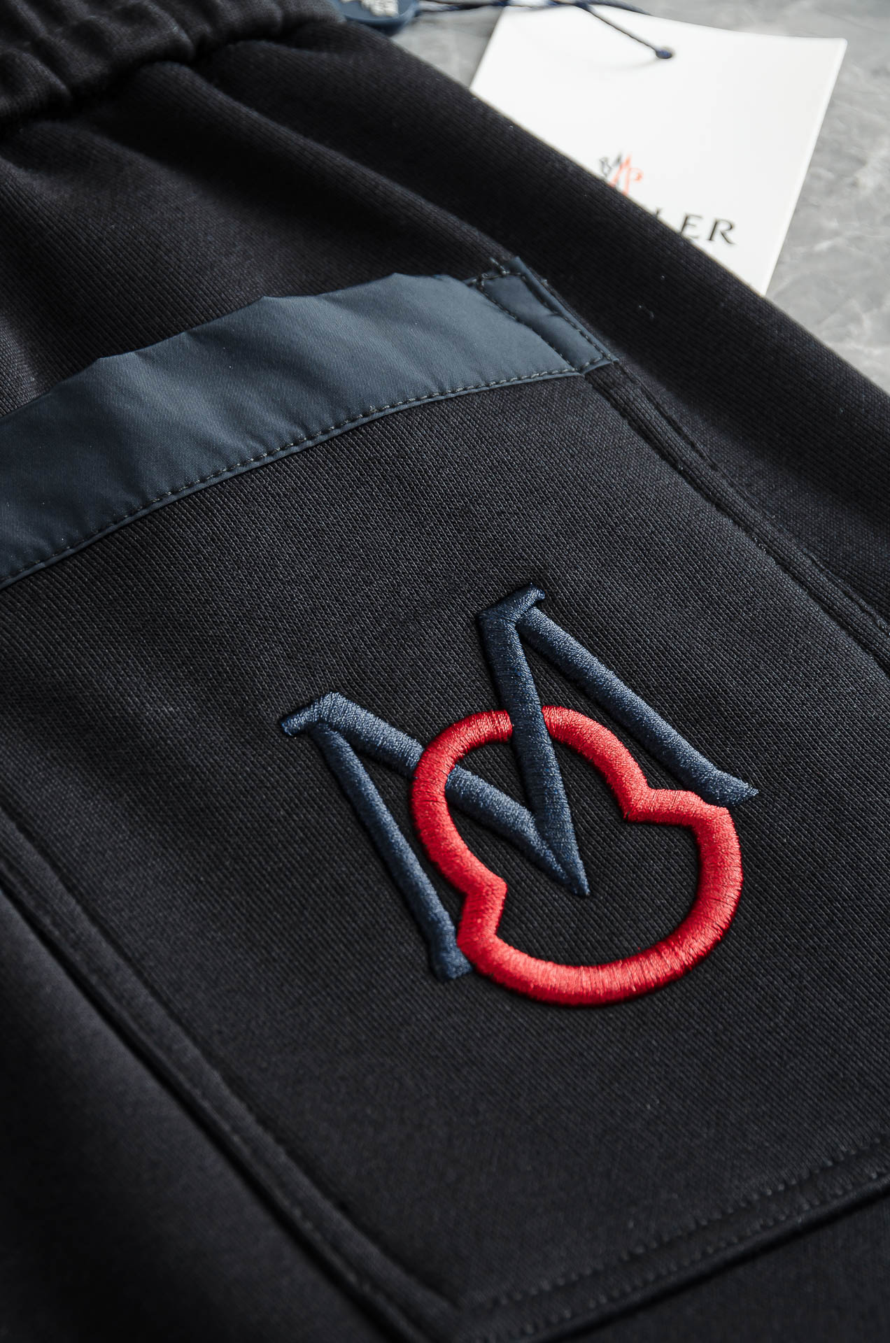 MONC*LER蒙口2026FW秋冬新款加绒休闲卫裤# 舒柔加绒加厚面料，一件都能抵御严寒雨雪的侵袭。秋