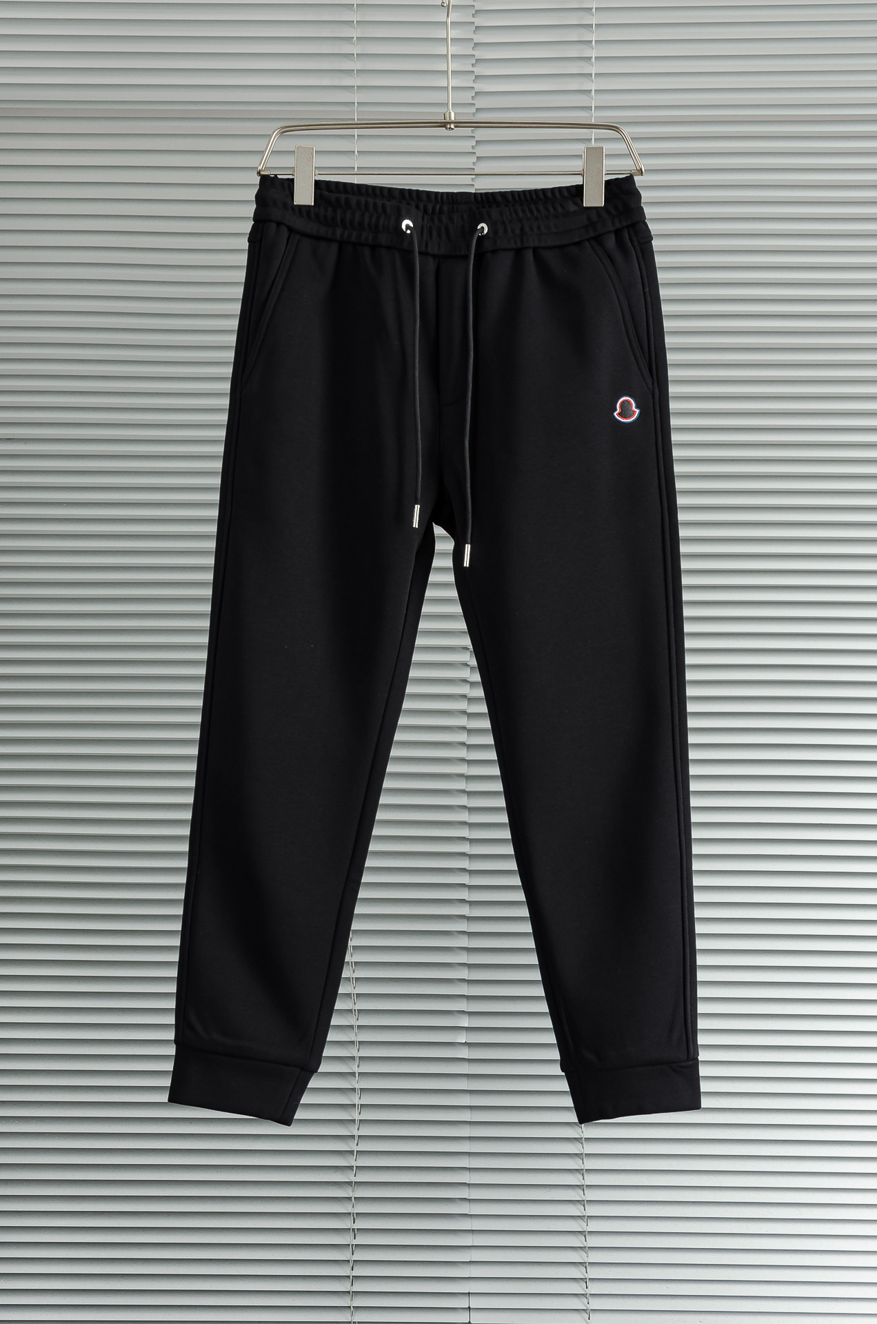 MONC*LER蒙口2026FW秋冬新款加绒休闲卫裤# 舒柔加绒加厚面料，一件都能抵御严寒雨雪的侵袭。秋