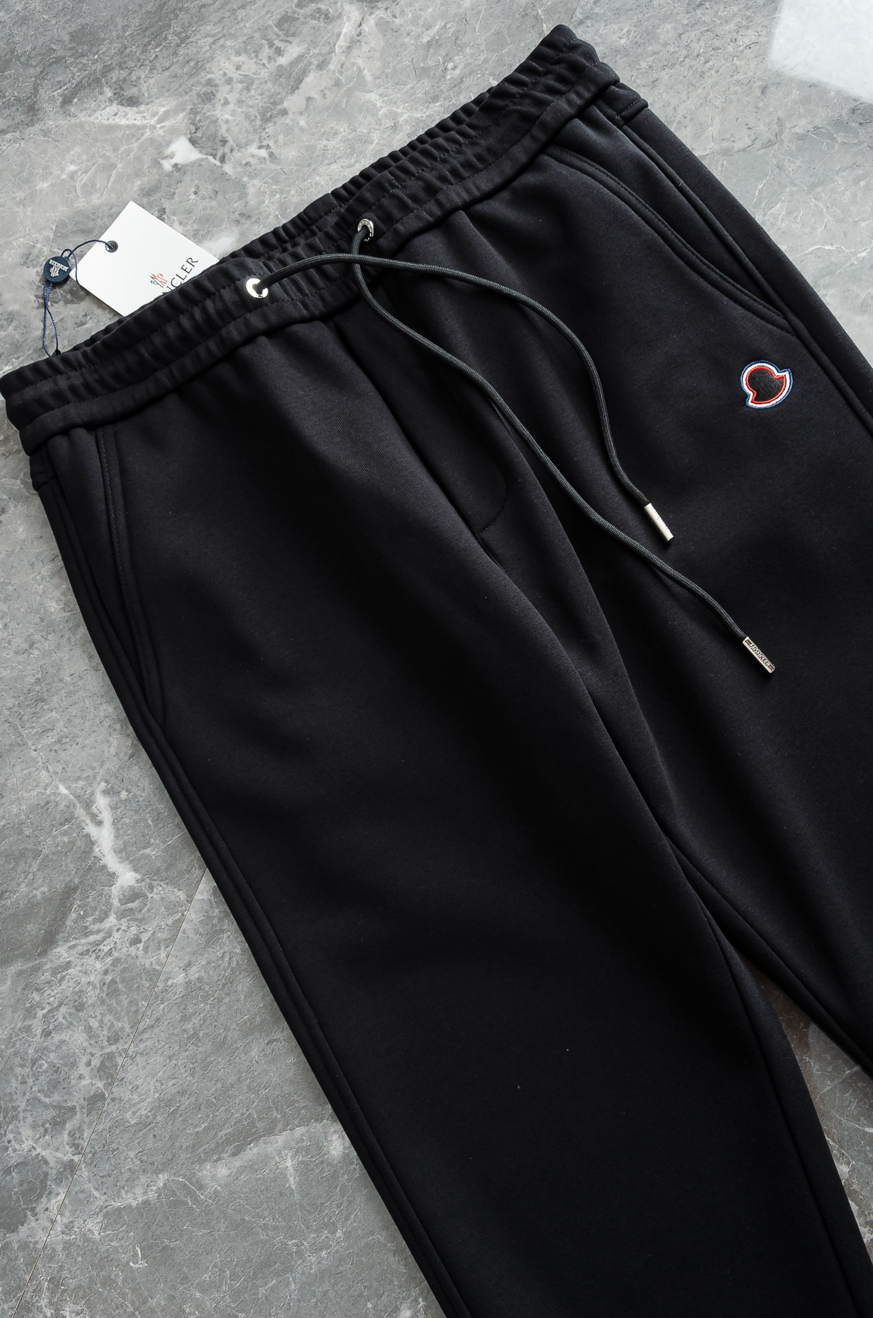 MONC*LER蒙口2026FW秋冬新款加绒休闲卫裤# 舒柔加绒加厚面料，一件都能抵御严寒雨雪的侵袭。秋