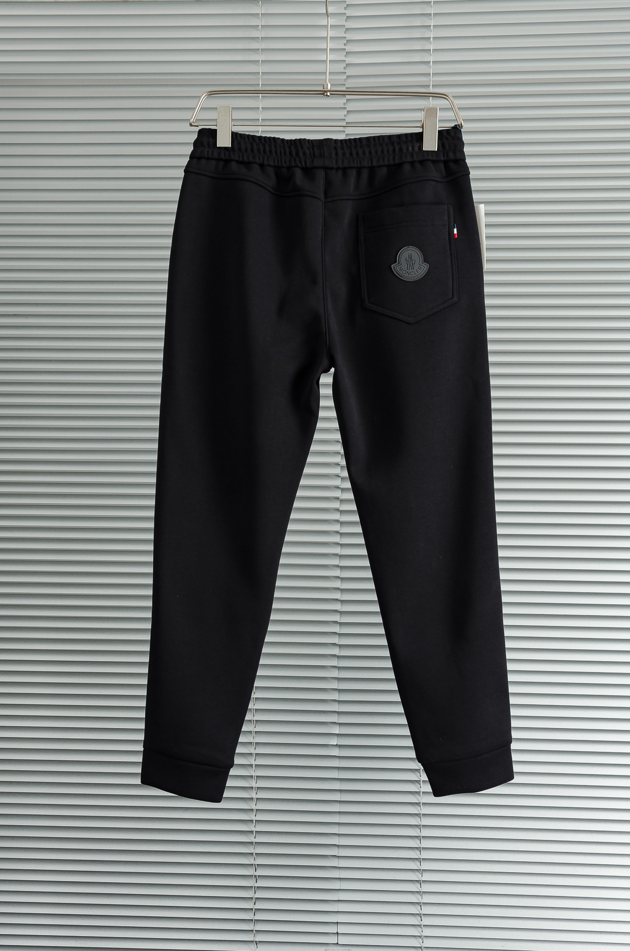 MONC*LER蒙口2026FW秋冬新款加绒休闲卫裤# 舒柔加绒加厚面料，一件都能抵御严寒雨雪的侵袭。秋