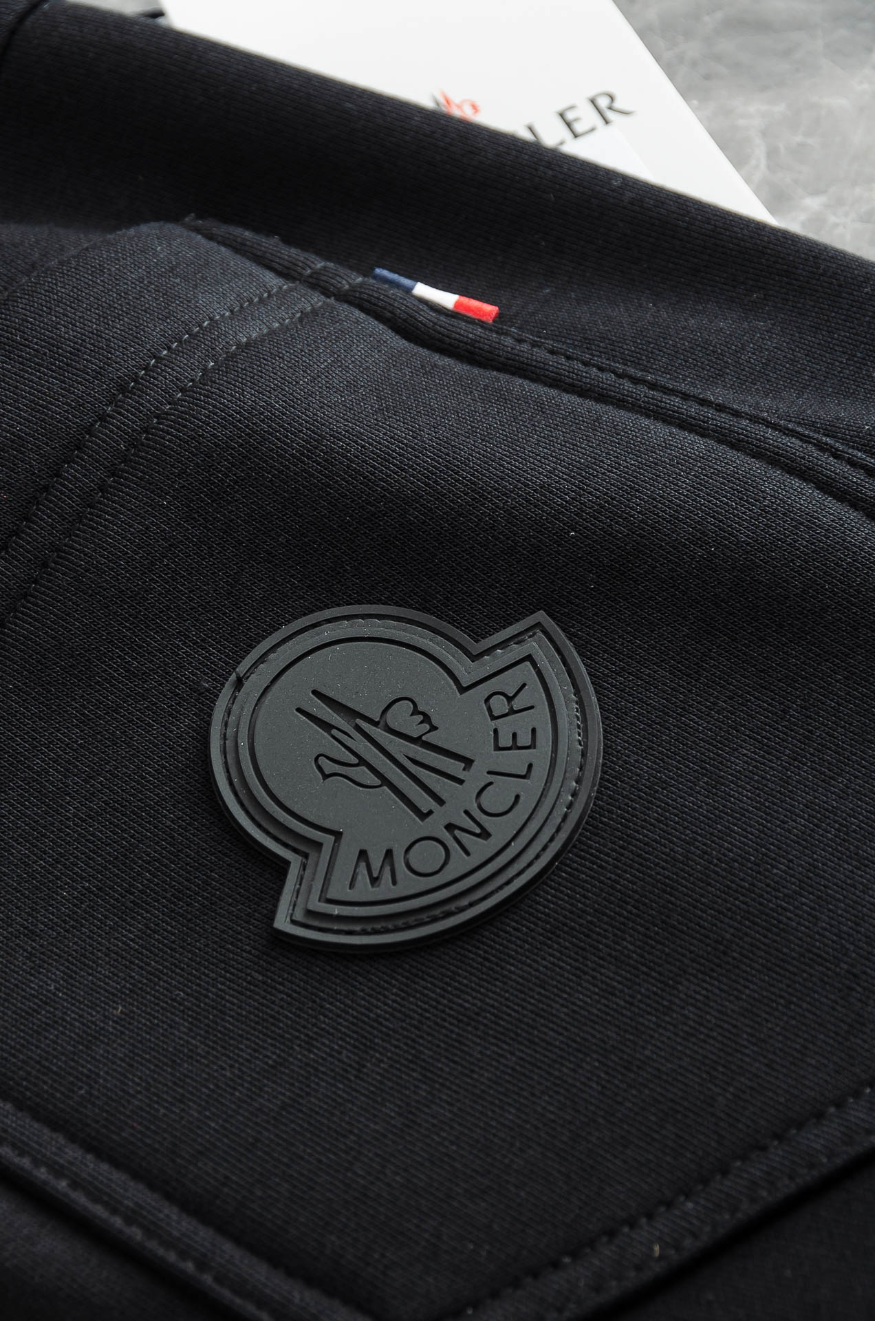 MONC*LER蒙口2026FW秋冬新款加绒休闲卫裤# 舒柔加绒加厚面料，一件都能抵御严寒雨雪的侵袭。秋