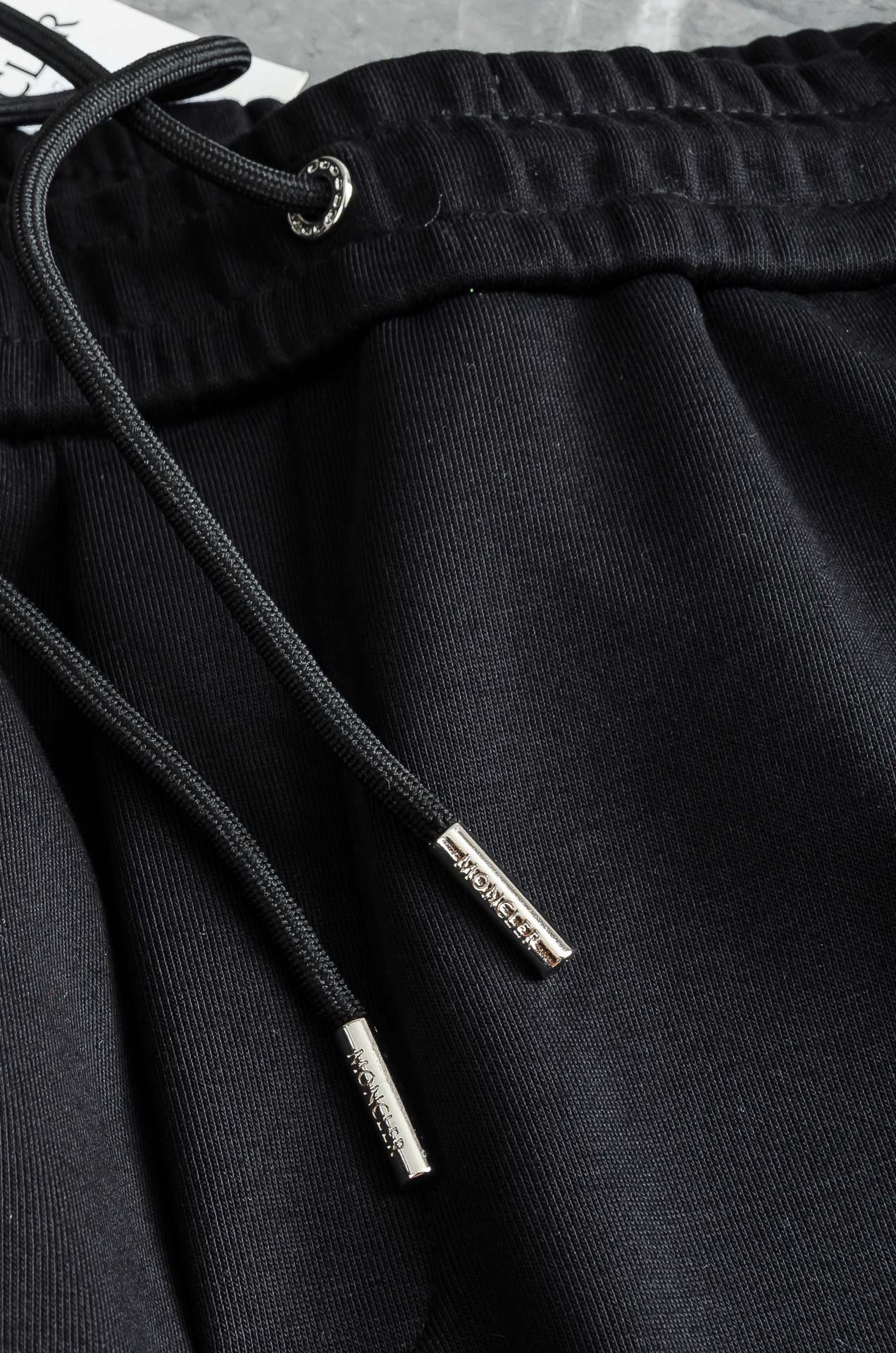 MONC*LER蒙口2026FW秋冬新款加绒休闲卫裤# 舒柔加绒加厚面料，一件都能抵御严寒雨雪的侵袭。秋