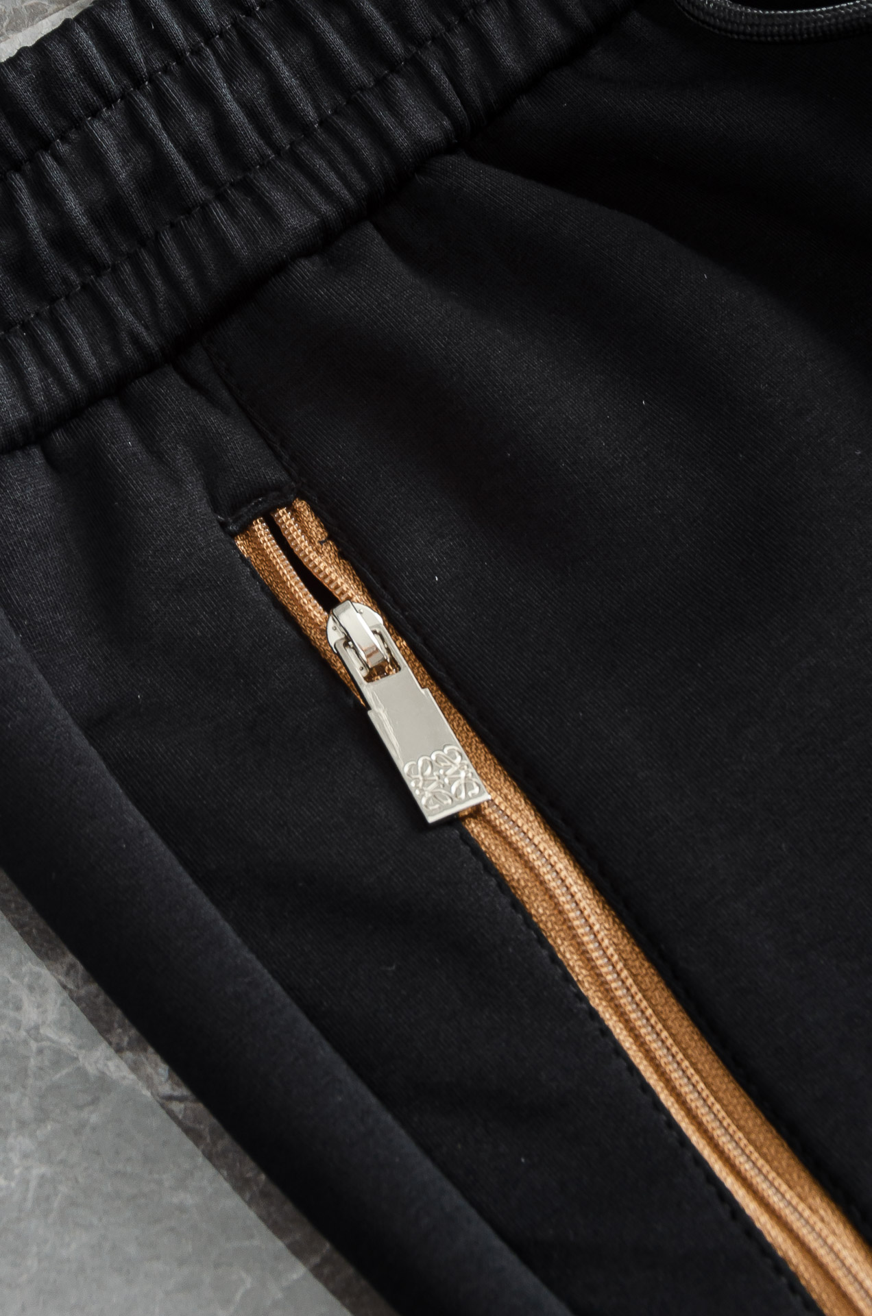 LOEW*E罗意*威26FW精梳棉混纺挺括有型自带筋骨感抗皱性极强四面弹力包容性好弹力松紧腰搭配抽绳设计