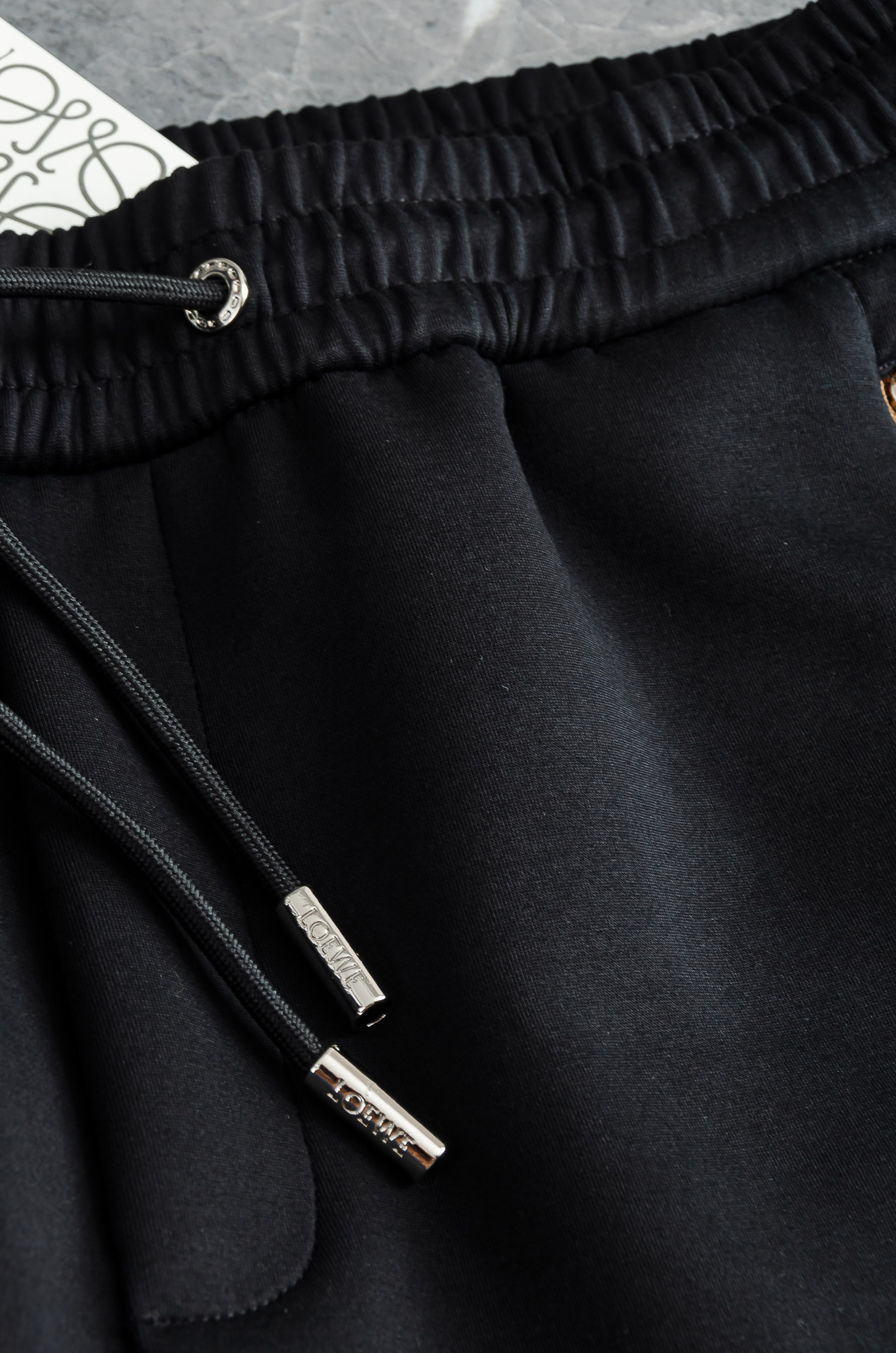 LOEW*E罗意*威26FW精梳棉混纺挺括有型自带筋骨感抗皱性极强四面弹力包容性好弹力松紧腰搭配抽绳设计