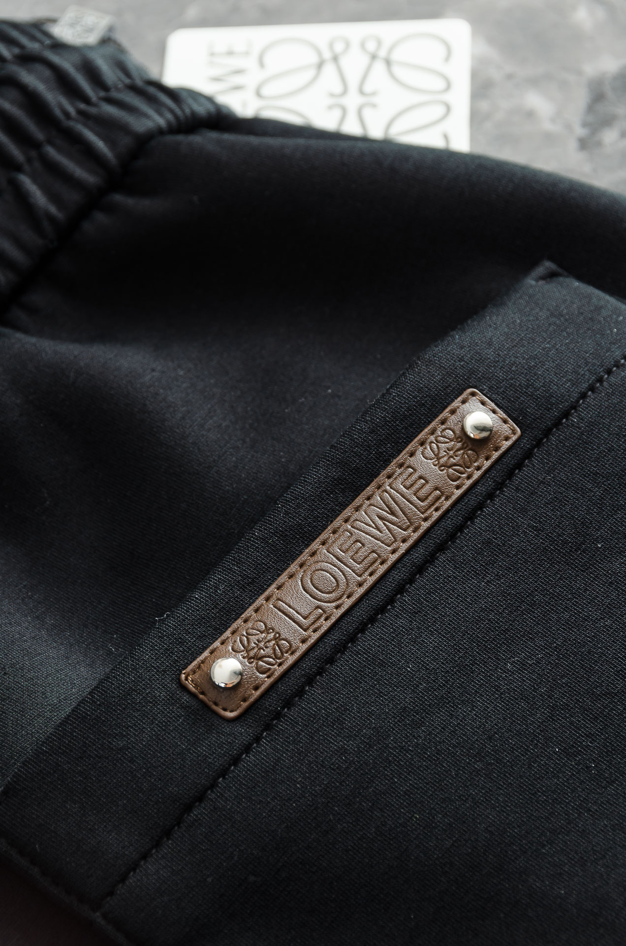 LOEW*E罗意*威26FW精梳棉混纺挺括有型自带筋骨感抗皱性极强四面弹力包容性好弹力松紧腰搭配抽绳设计