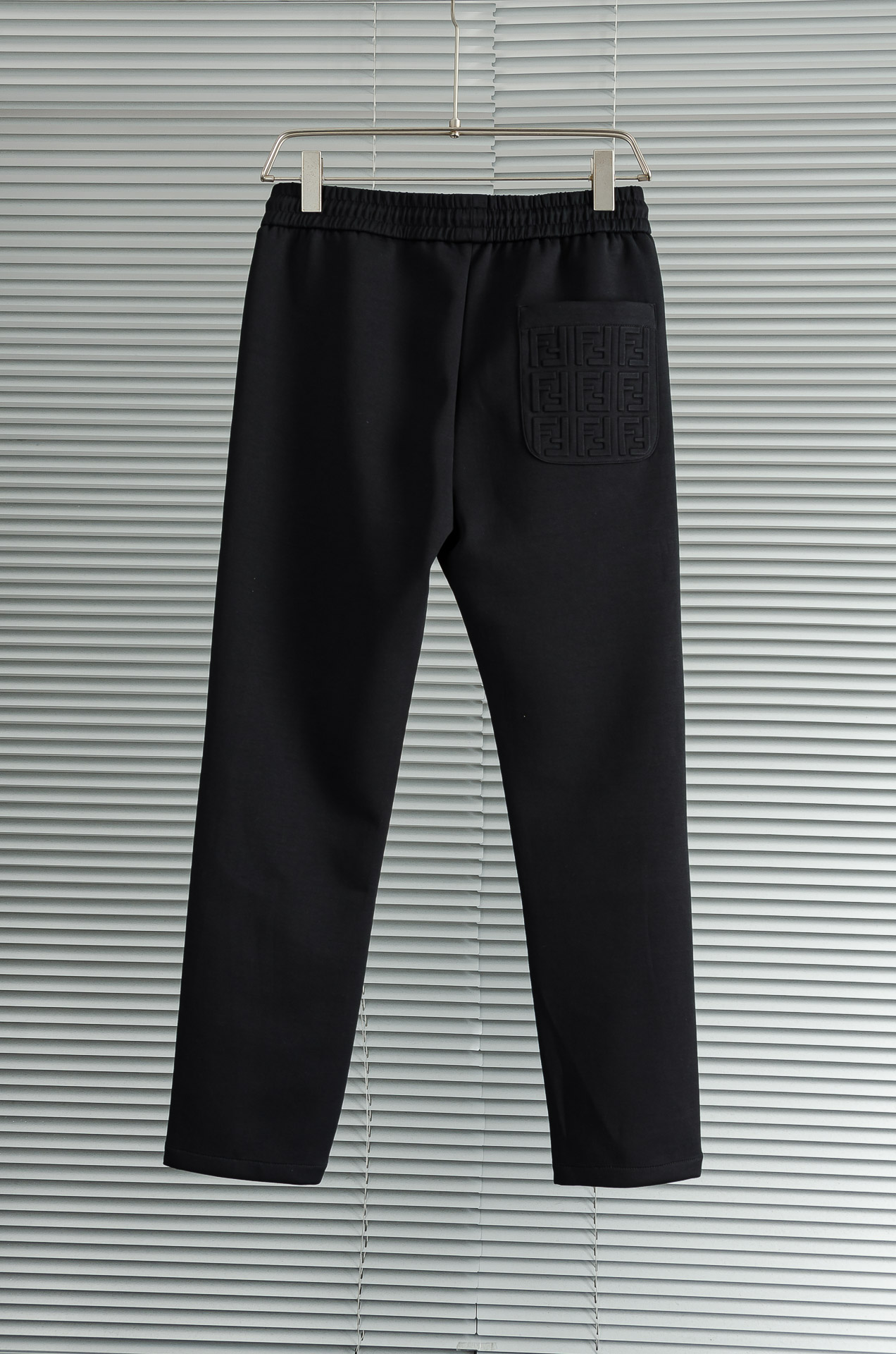 FEN*DI芬迪26FW精梳棉混纺挺括有型自带筋骨感抗皱性极强四面弹力包容性好弹力松紧腰搭配抽绳设计立体