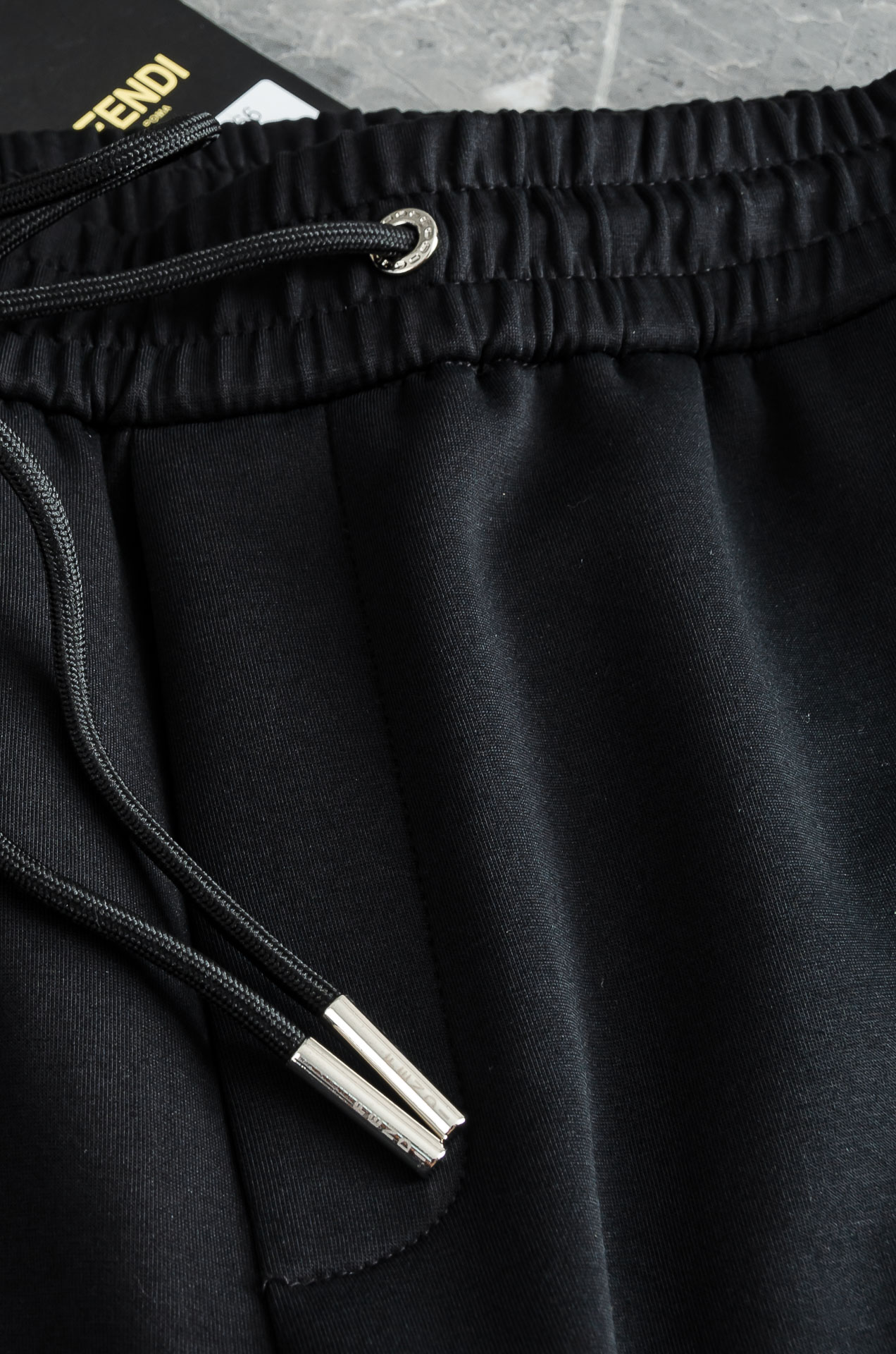 FEN*DI芬迪26FW精梳棉混纺挺括有型自带筋骨感抗皱性极强四面弹力包容性好弹力松紧腰搭配抽绳设计立体