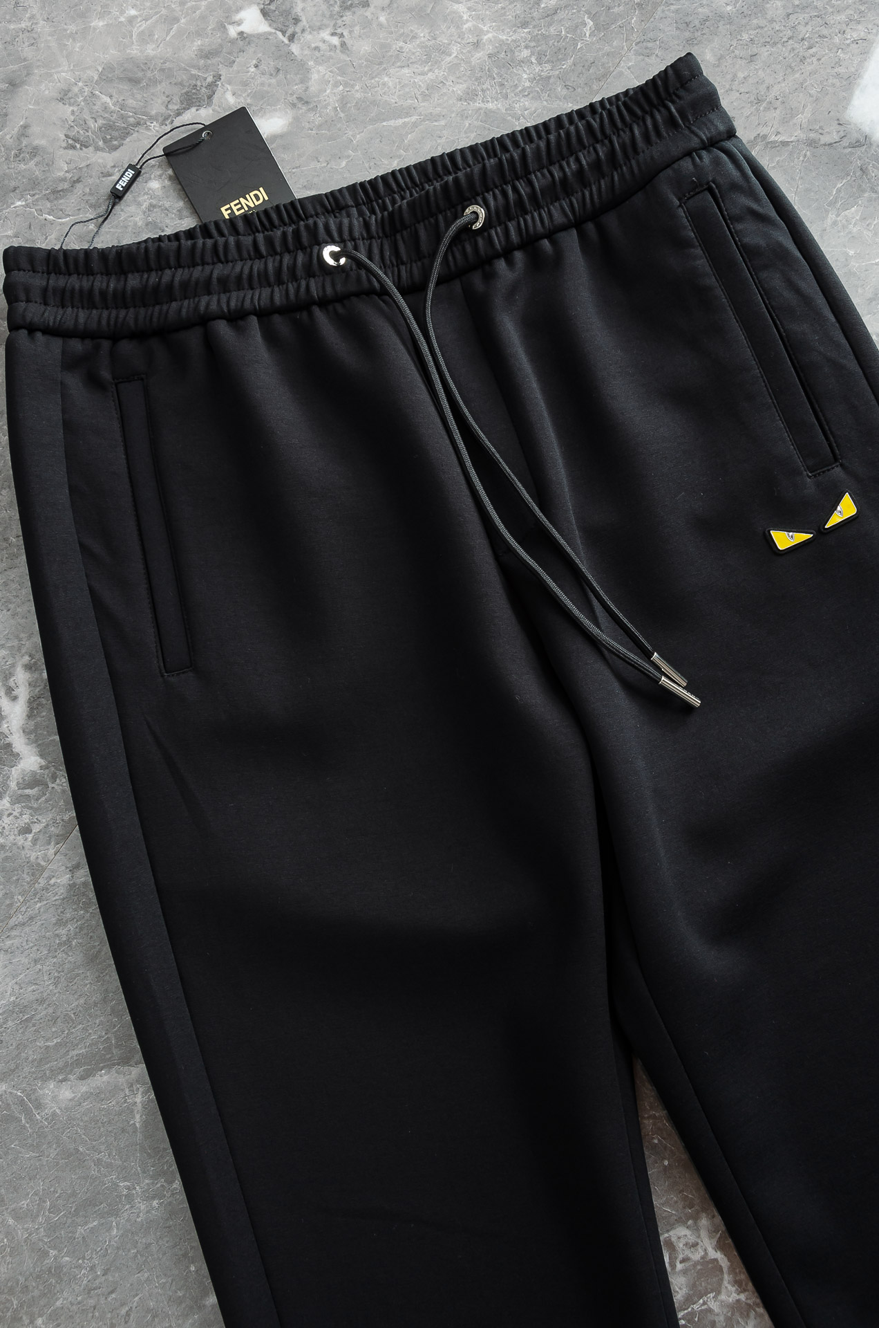 FEN*DI芬迪26FW精梳棉混纺挺括有型自带筋骨感抗皱性极强四面弹力包容性好弹力松紧腰搭配抽绳设计立体