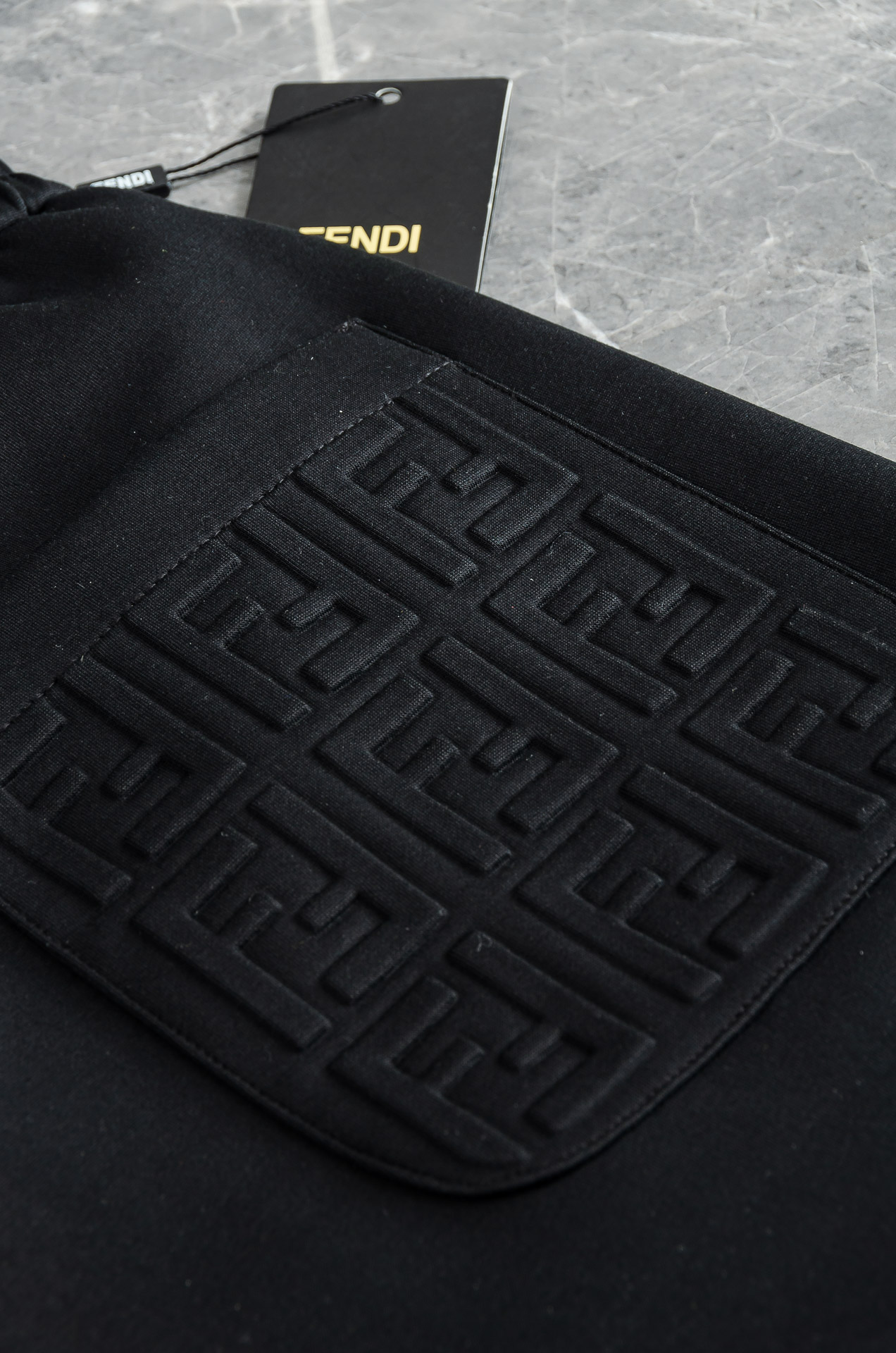 FEN*DI芬迪26FW精梳棉混纺挺括有型自带筋骨感抗皱性极强四面弹力包容性好弹力松紧腰搭配抽绳设计立体