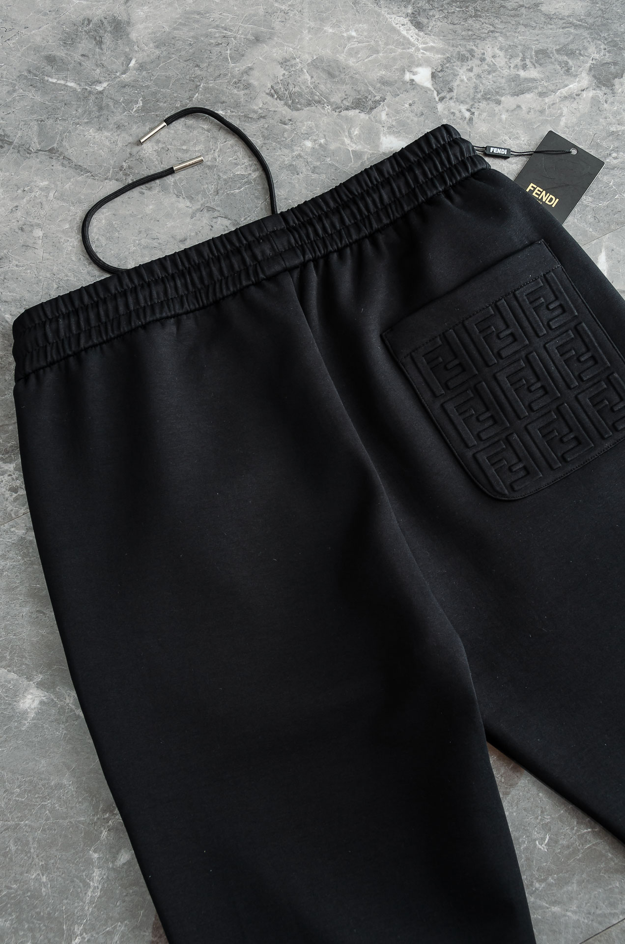 FEN*DI芬迪26FW精梳棉混纺挺括有型自带筋骨感抗皱性极强四面弹力包容性好弹力松紧腰搭配抽绳设计立体