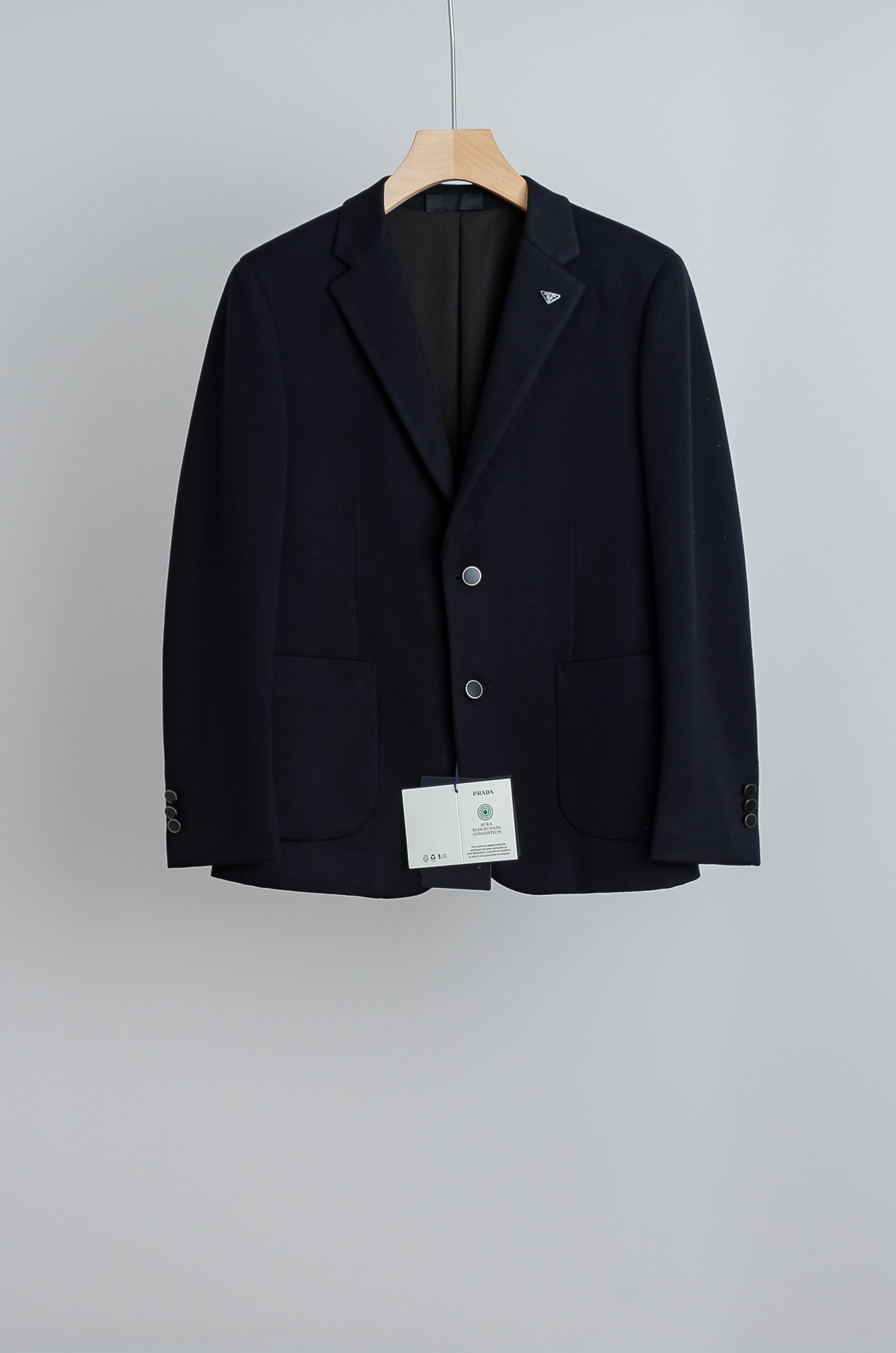 ☀️☀️PRADA普拉达2026ss羊毛混纺胸标点缀男士商务休闲西服#舒适有弹力，区别于普通的西装面料，