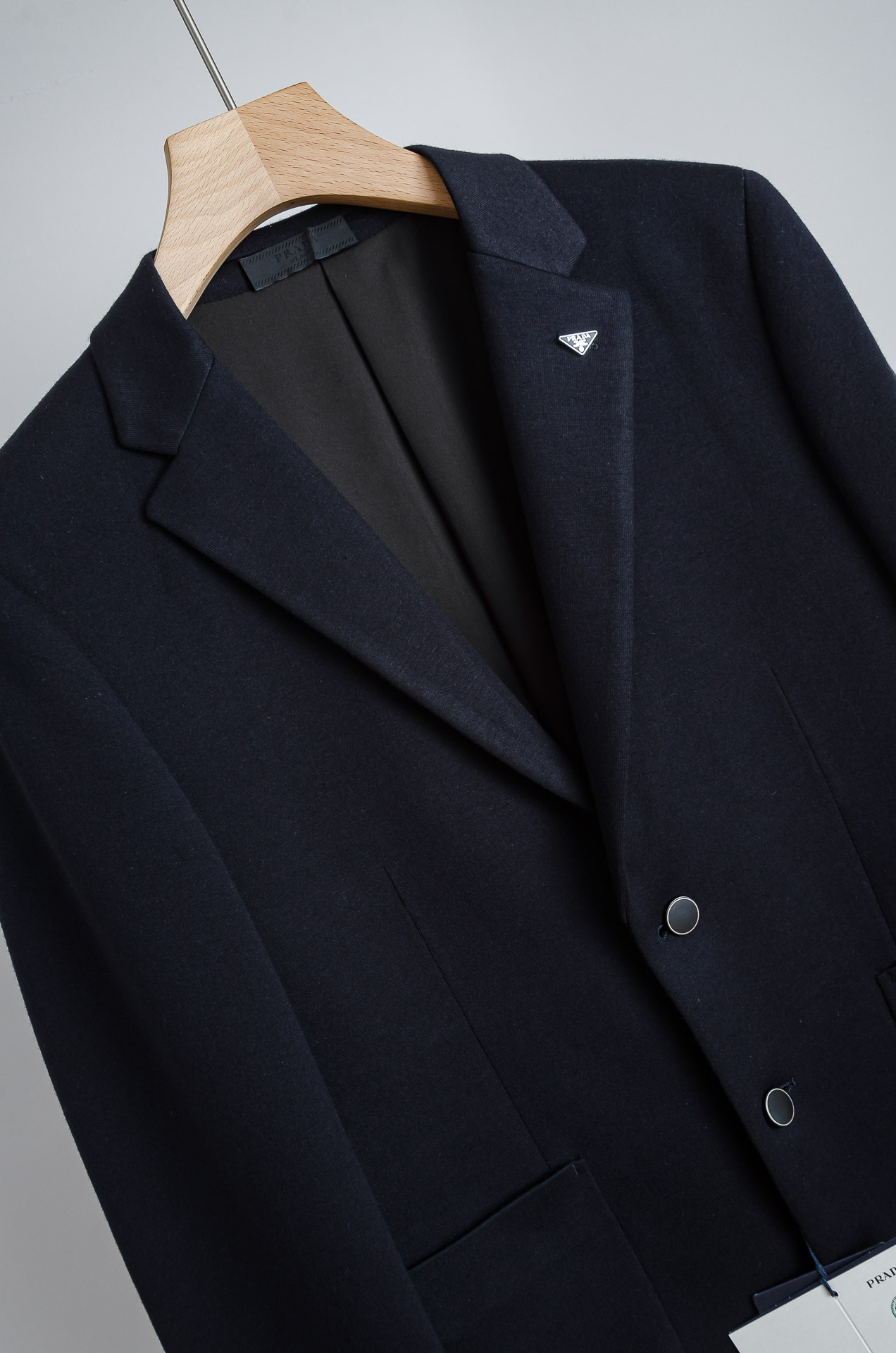 ☀️☀️PRADA普拉达2026ss羊毛混纺胸标点缀男士商务休闲西服#舒适有弹力，区别于普通的西装面料，