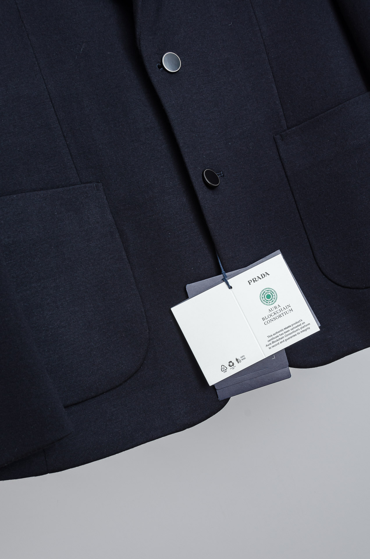 ☀️☀️PRADA普拉达2026ss羊毛混纺胸标点缀男士商务休闲西服#舒适有弹力，区别于普通的西装面料，