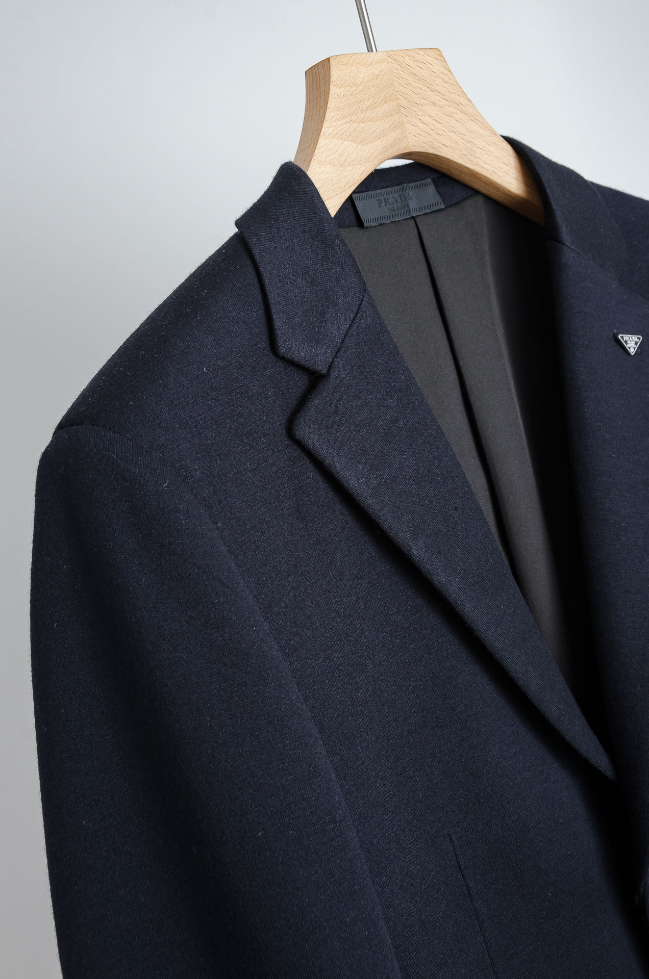 ☀️☀️PRADA普拉达2026ss羊毛混纺胸标点缀男士商务休闲西服#舒适有弹力，区别于普通的西装面料，