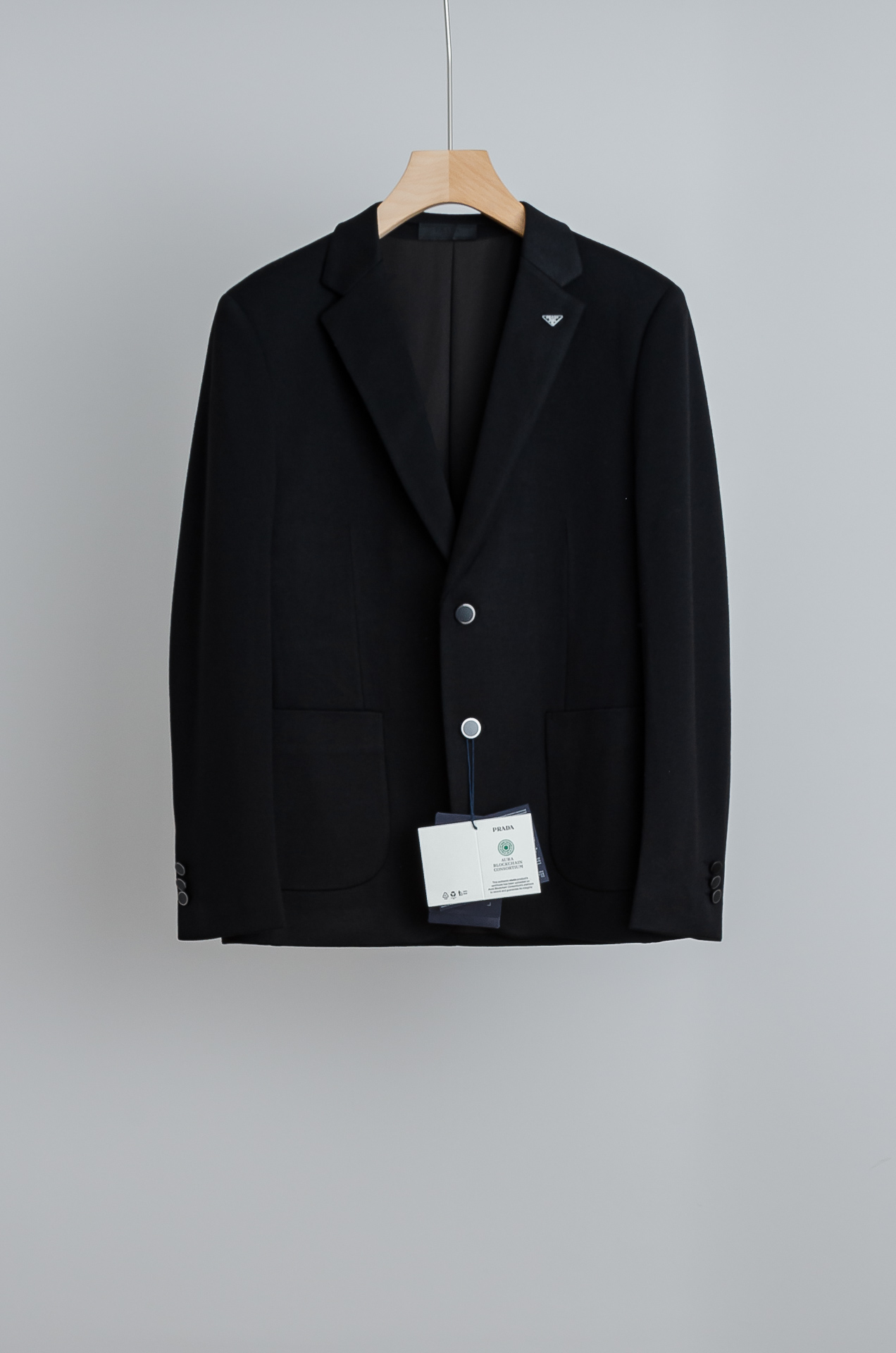 ☀️☀️PRADA普拉达2026ss羊毛混纺胸标点缀男士商务休闲西服#舒适有弹力，区别于普通的西装面料，