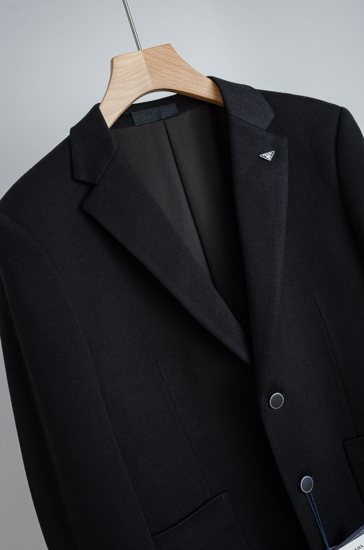 ☀️☀️PRADA普拉达2026ss羊毛混纺胸标点缀男士商务休闲西服#舒适有弹力，区别于普通的西装面料，