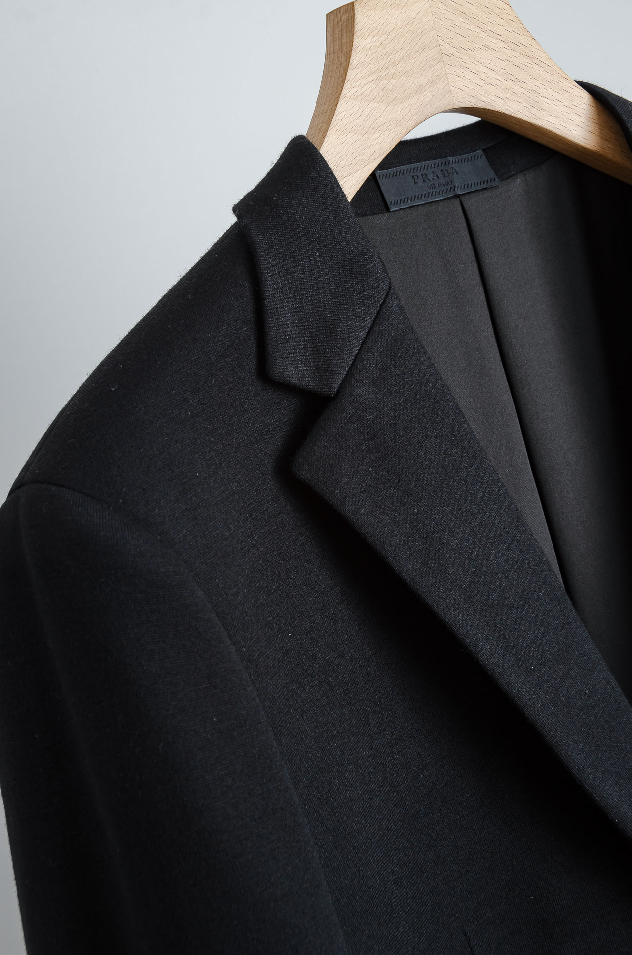 ☀️☀️PRADA普拉达2026ss羊毛混纺胸标点缀男士商务休闲西服#舒适有弹力，区别于普通的西装面料，