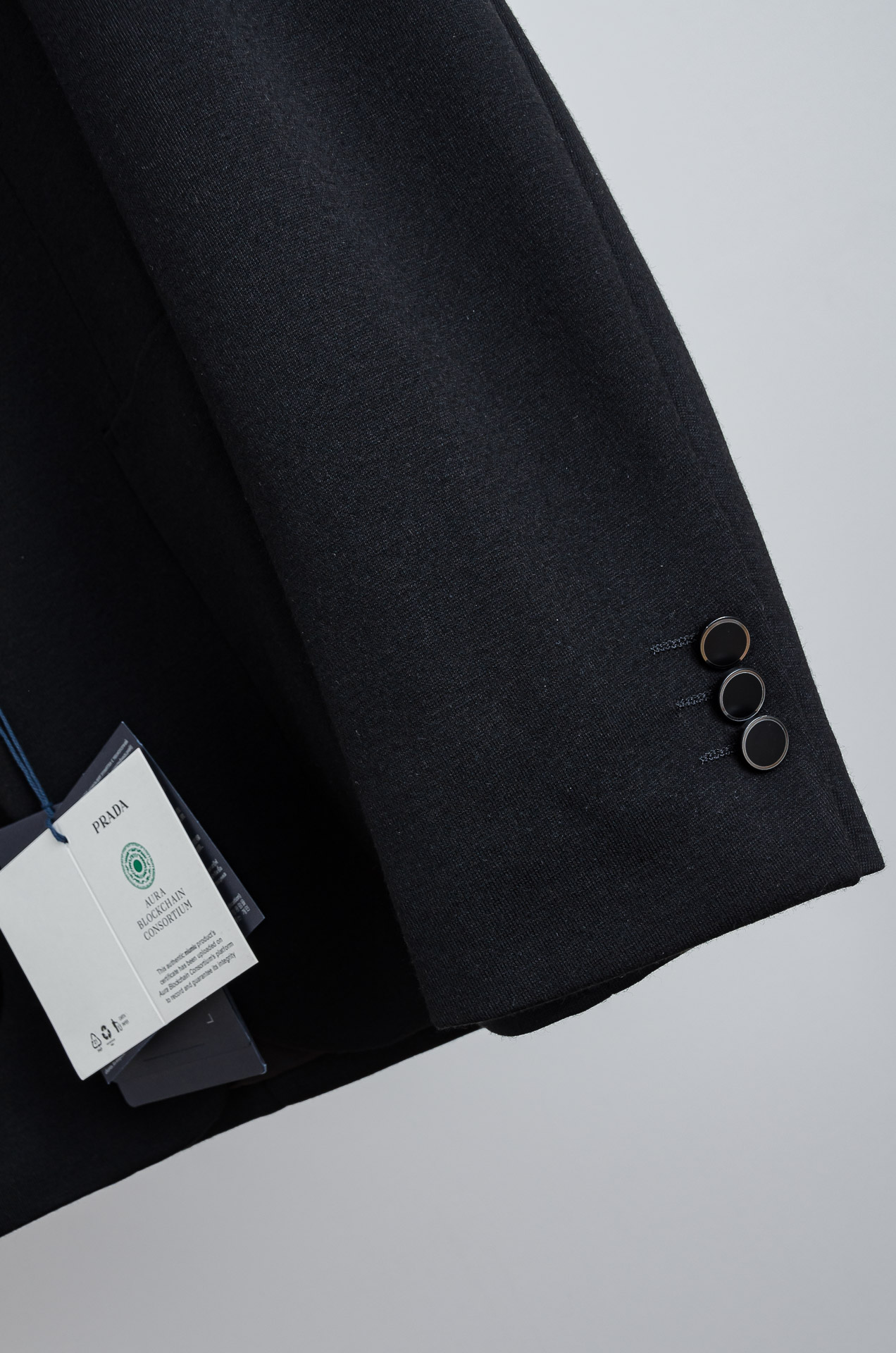 ☀️☀️PRADA普拉达2026ss羊毛混纺胸标点缀男士商务休闲西服#舒适有弹力，区别于普通的西装面料，