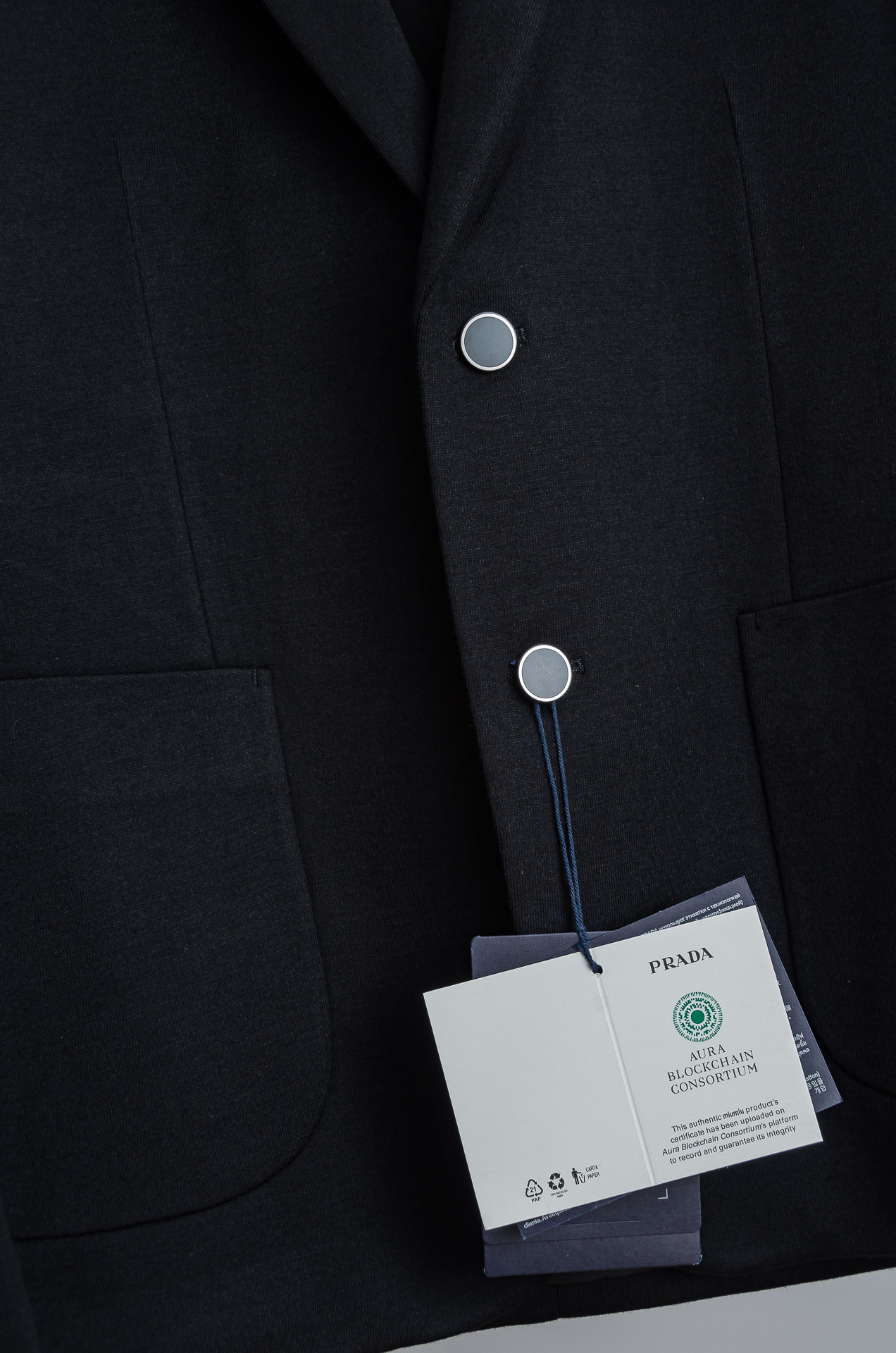 ☀️☀️PRADA普拉达2026ss羊毛混纺胸标点缀男士商务休闲西服#舒适有弹力，区别于普通的西装面料，
