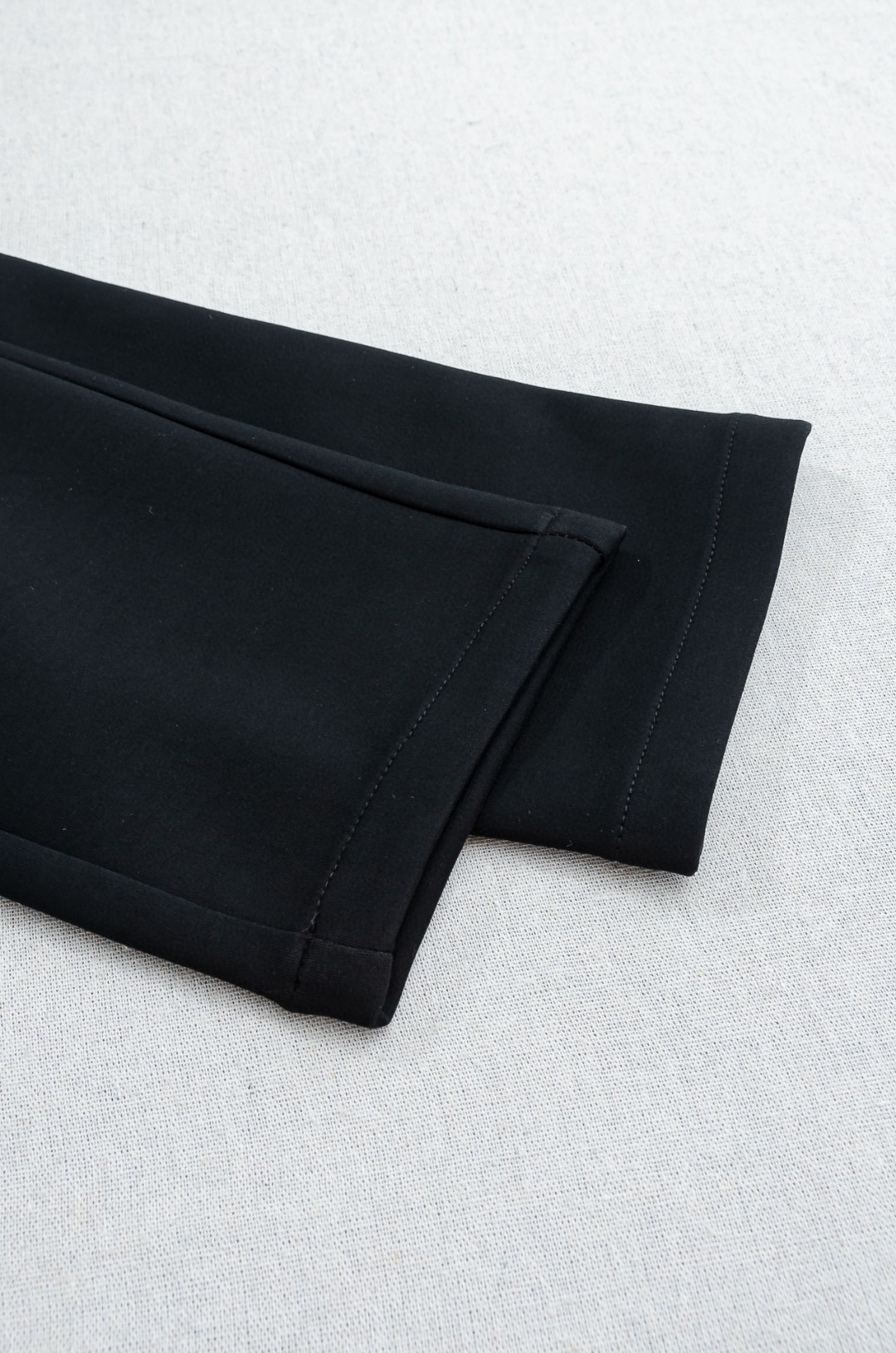 始祖鸟26FW精梳棉混纺挺括有型自带筋骨感抗皱性极强四面弹力包容性好弹力松紧腰搭配抽绳设计立体裁剪上身显