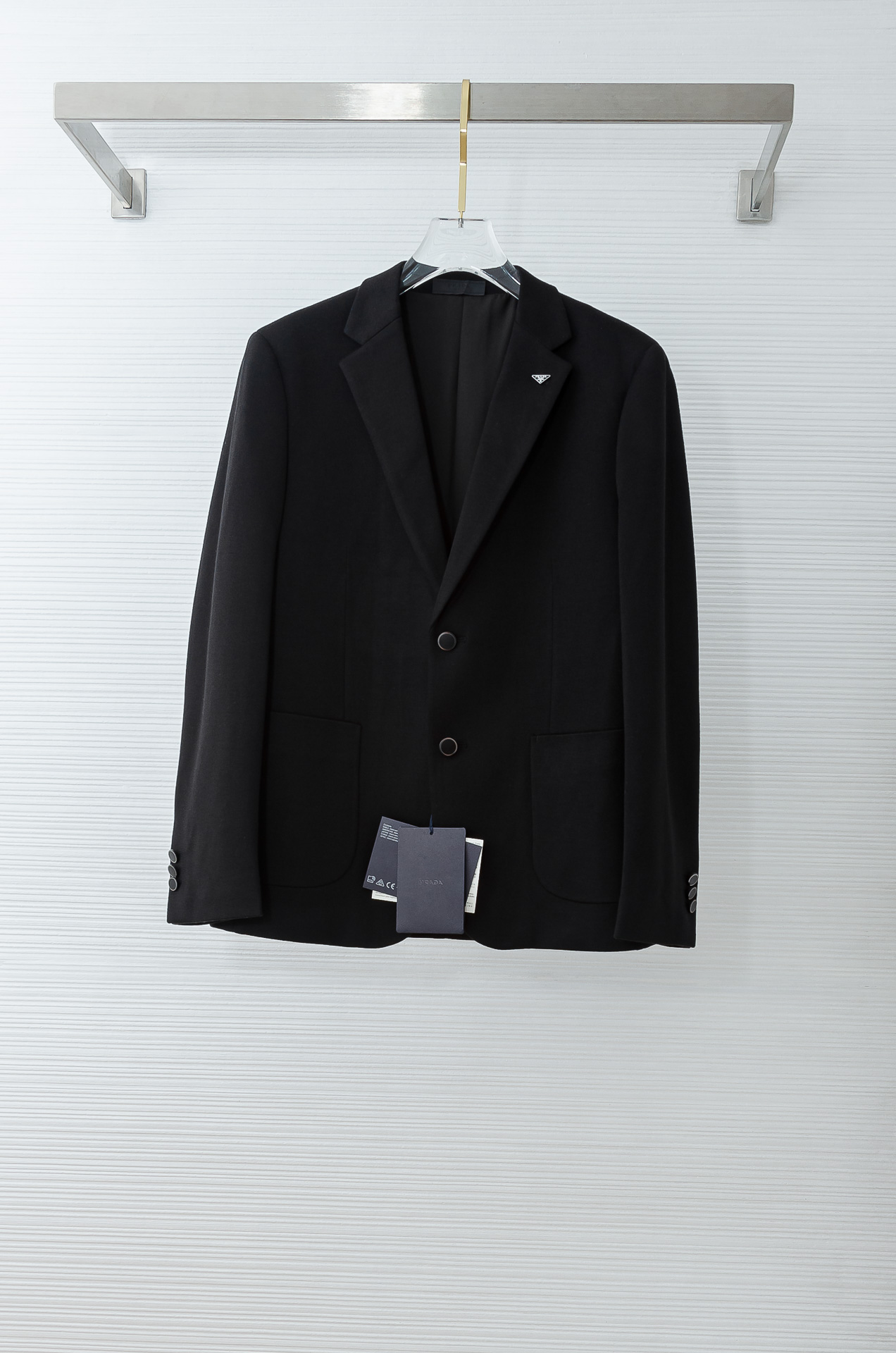 🌾PRADA普拉达2026FW羊毛混纺胸标点缀男士商务休闲西服#舒适有弹力，区别于普通的西装面料，这个是