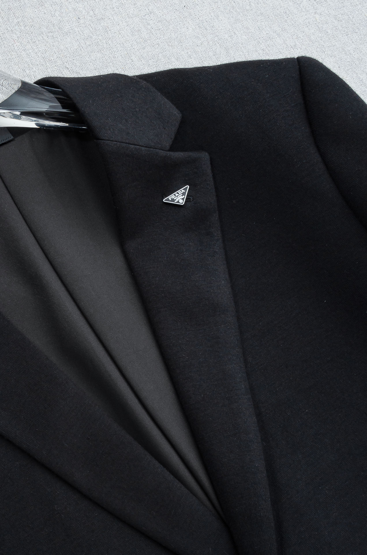🌾PRADA普拉达2026FW羊毛混纺胸标点缀男士商务休闲西服#舒适有弹力，区别于普通的西装面料，这个是