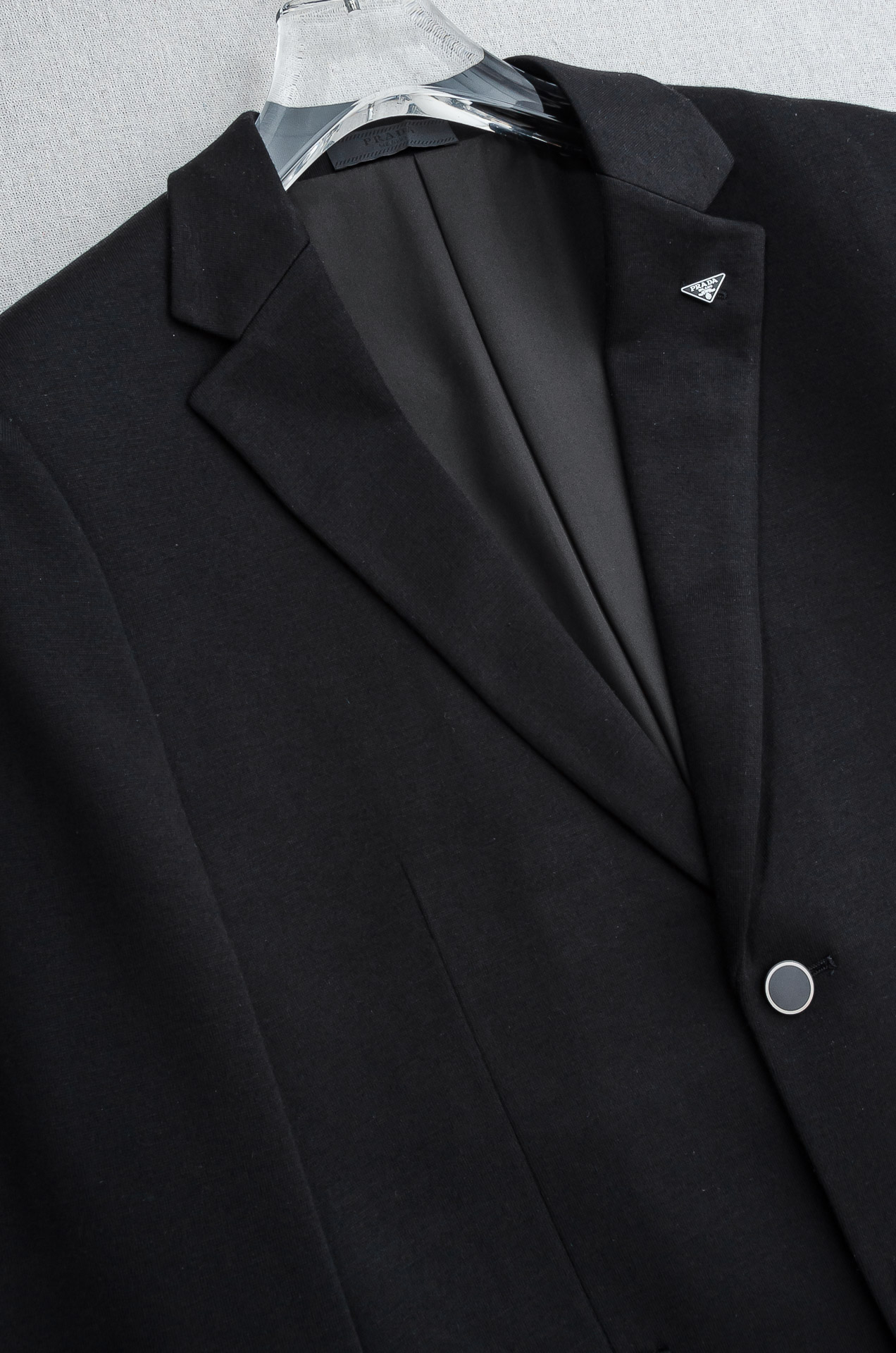 🌾PRADA普拉达2026FW羊毛混纺胸标点缀男士商务休闲西服#舒适有弹力，区别于普通的西装面料，这个是