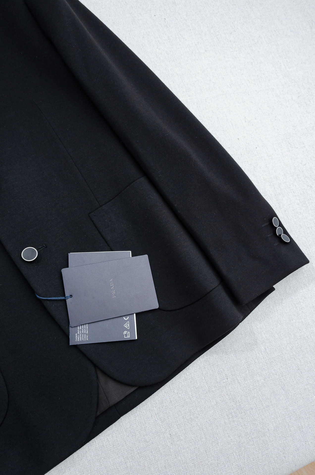 🌾PRADA普拉达2026FW羊毛混纺胸标点缀男士商务休闲西服#舒适有弹力，区别于普通的西装面料，这个是