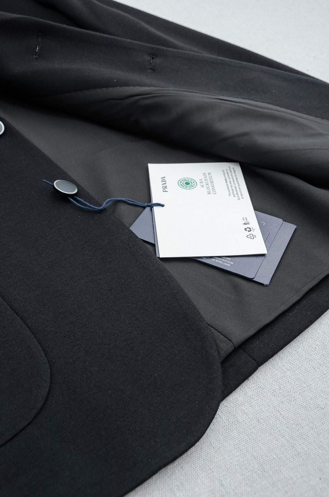 🌾PRADA普拉达2026FW羊毛混纺胸标点缀男士商务休闲西服#舒适有弹力，区别于普通的西装面料，这个是