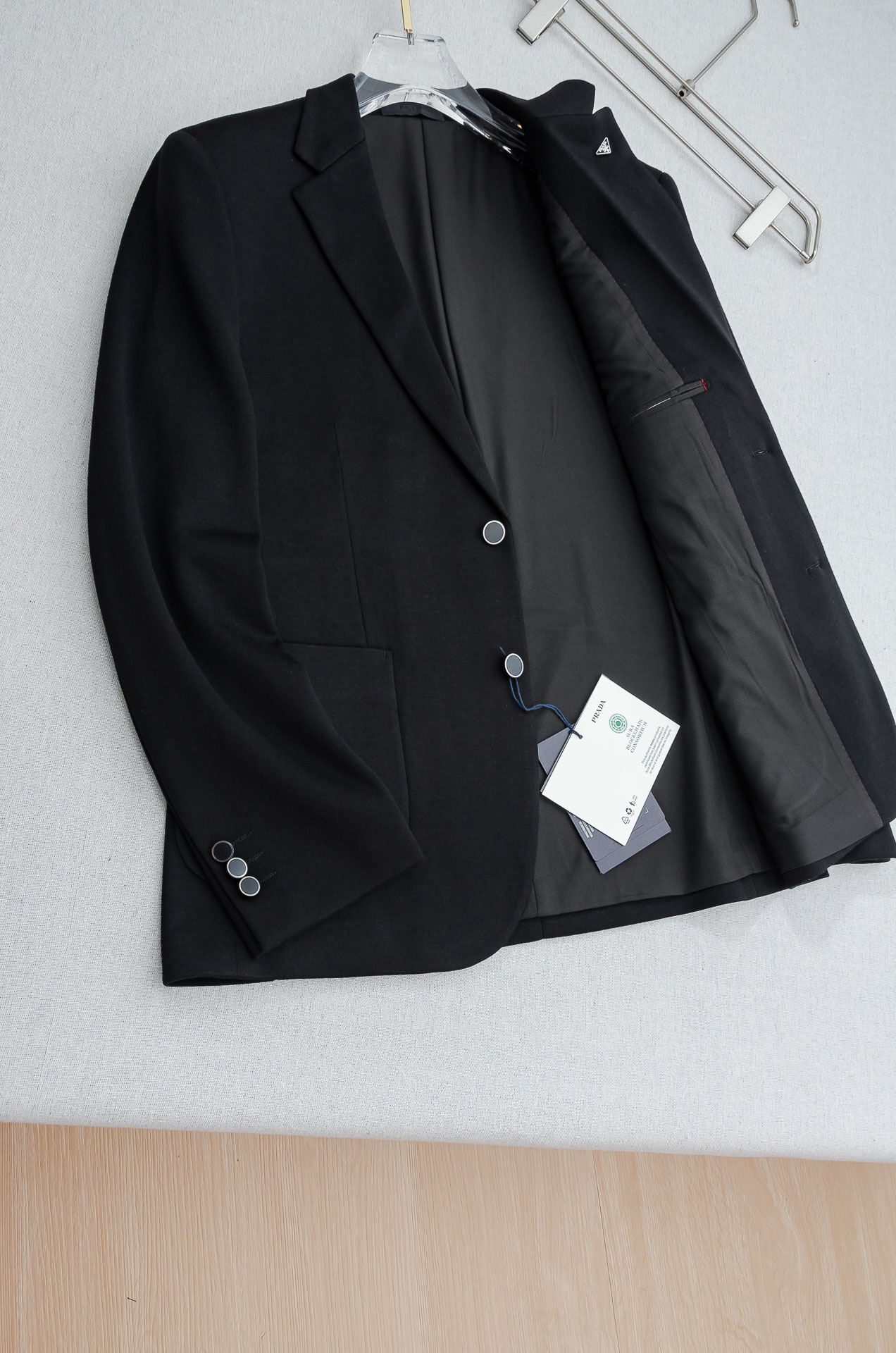 🌾PRADA普拉达2026FW羊毛混纺胸标点缀男士商务休闲西服#舒适有弹力，区别于普通的西装面料，这个是