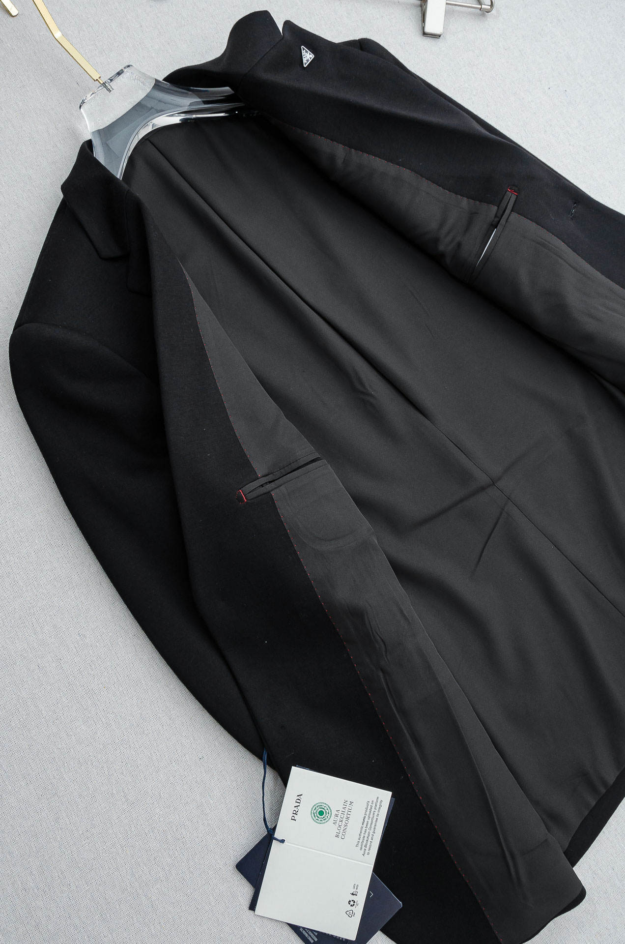 🌾PRADA普拉达2026FW羊毛混纺胸标点缀男士商务休闲西服#舒适有弹力，区别于普通的西装面料，这个是